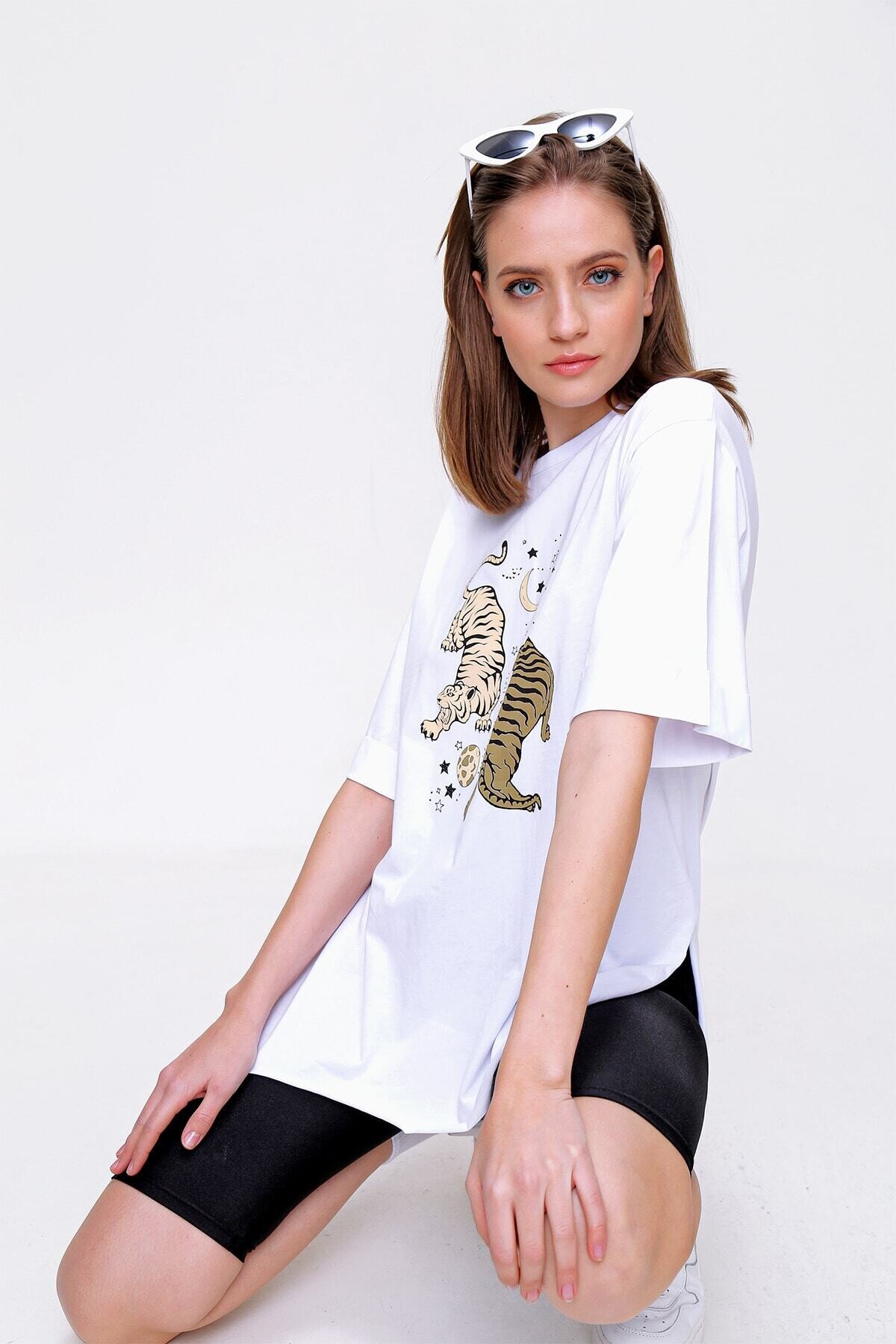 Kadın Beyaz Bisiklet Yaka Yandan Yırtmaçlı Kolu Katlı Oversize Örme T-Shirt HZL22S-BD142961