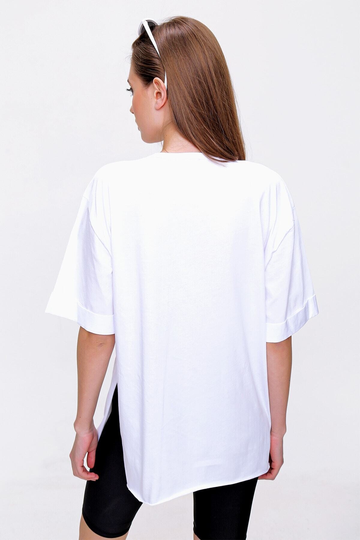Kadın Beyaz Bisiklet Yaka Yandan Yırtmaçlı Kolu Katlı Oversize Örme T-Shirt HZL22S-BD142961