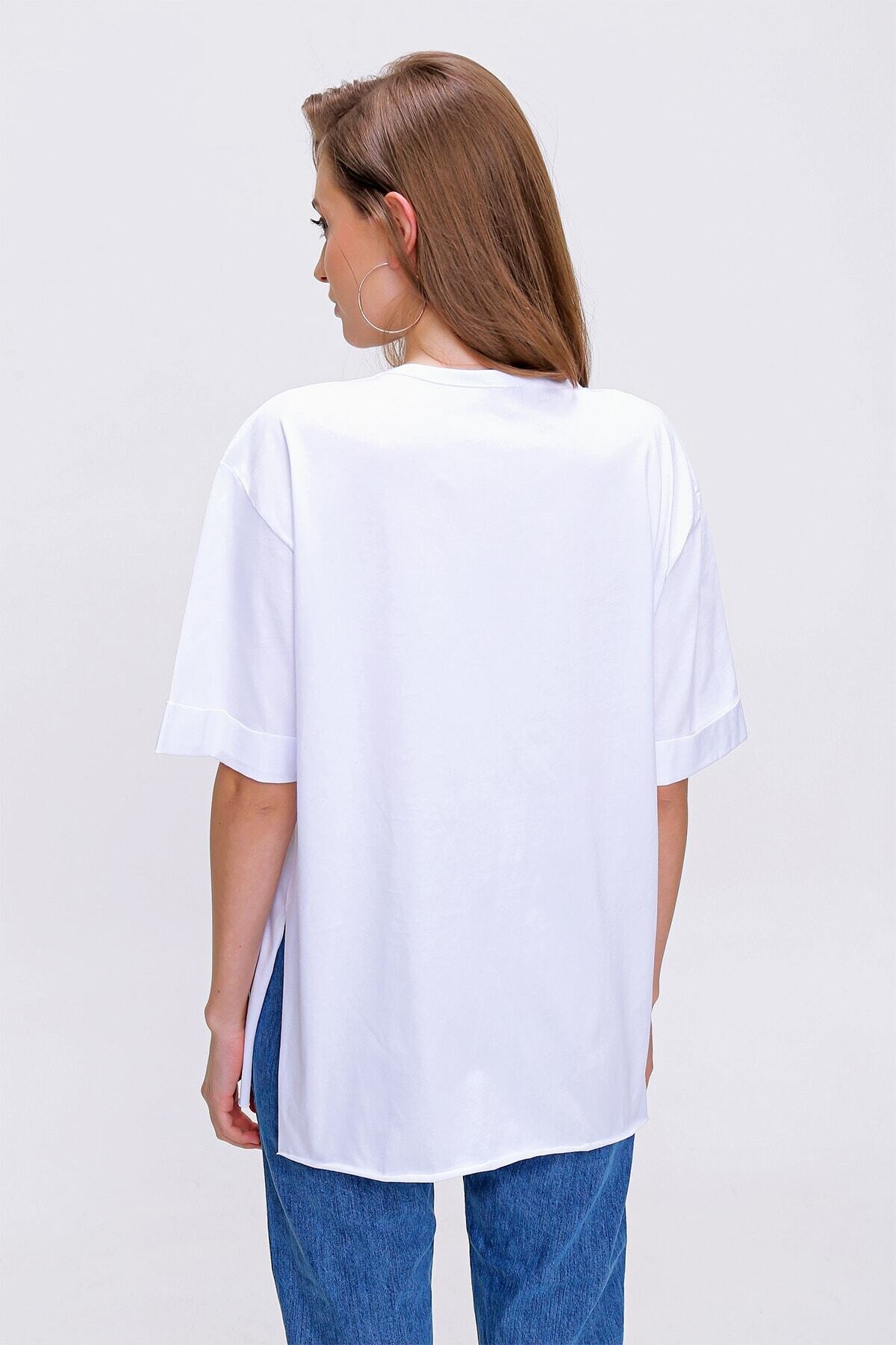 Kadın Beyaz Bisiklet Yaka Yandan Yırtmaçlı Kolu Katlı Oversize Örme T-Shirt HZL22S-BD142951