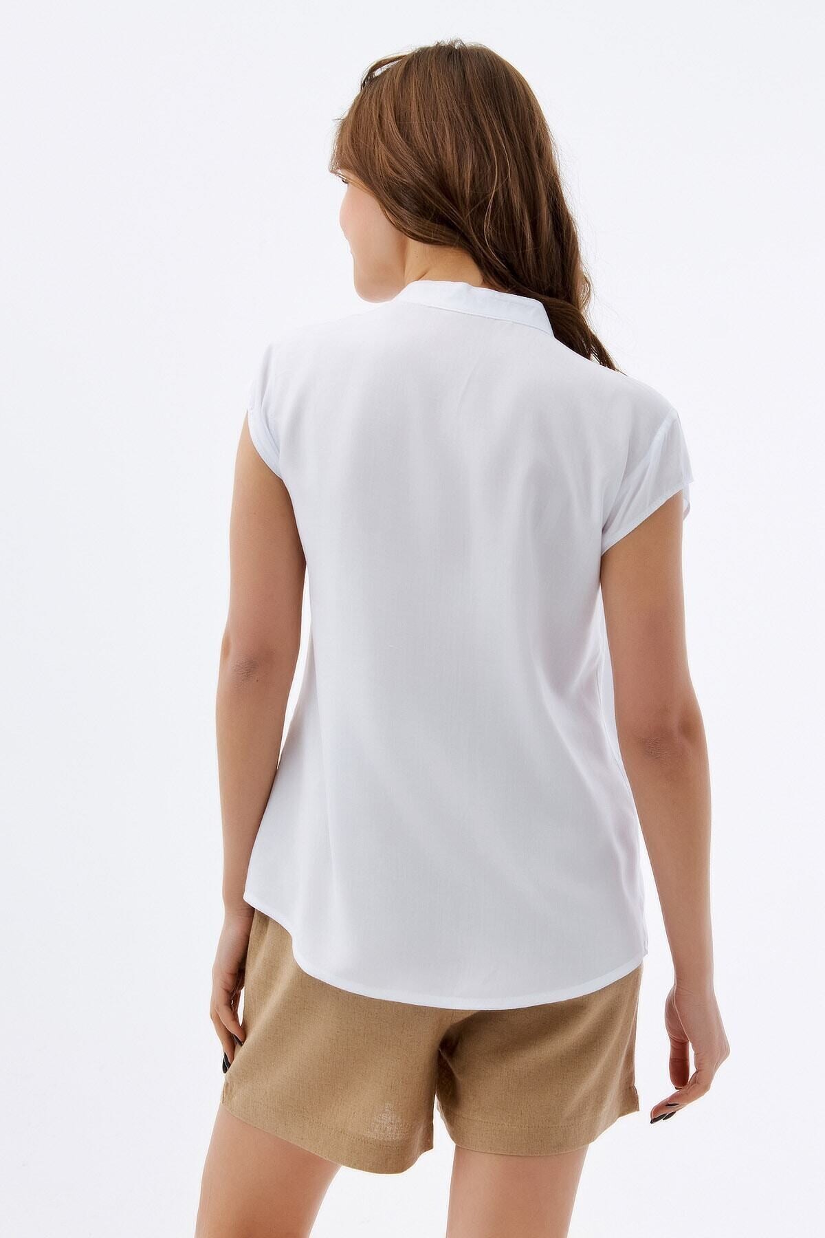 Kadın Beyaz Hakim Yaka Yarım Kollu Viskon Gömlek HZL22S-BD137111