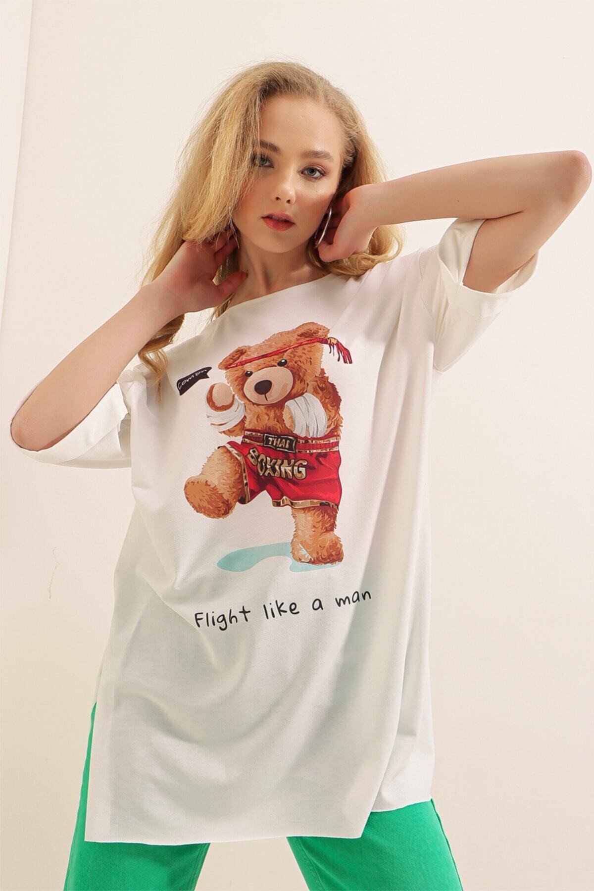 Kadın Beyaz Kırmızı Bisiklet Yaka Yandan Yırtmaçlı Kolu Katlı Oversize Örme T-Shirt HZL22S-BD143271