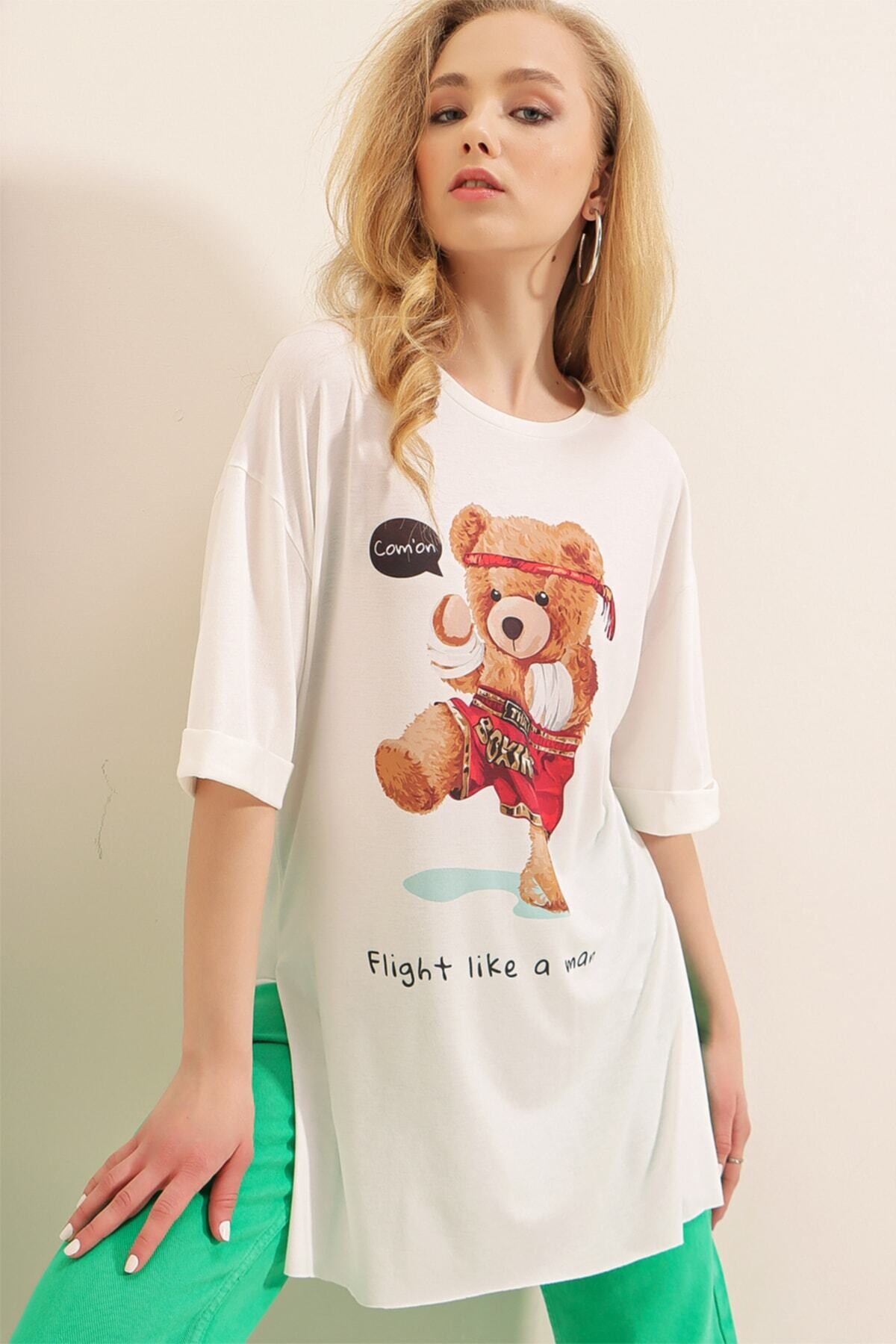 Kadın Beyaz Kırmızı Bisiklet Yaka Yandan Yırtmaçlı Kolu Katlı Oversize Örme T-Shirt HZL22S-BD143271