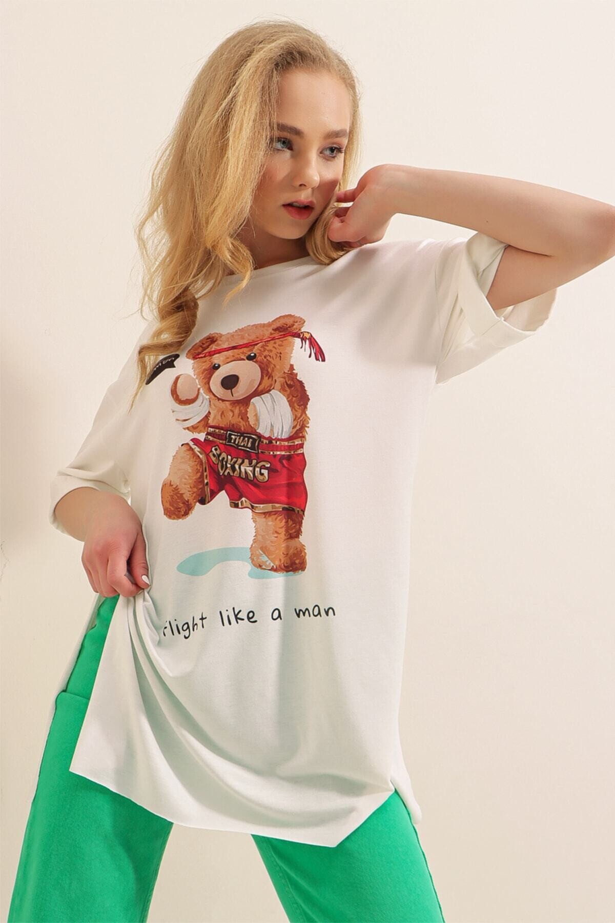 Kadın Beyaz Kırmızı Bisiklet Yaka Yandan Yırtmaçlı Kolu Katlı Oversize Örme T-Shirt HZL22S-BD143271