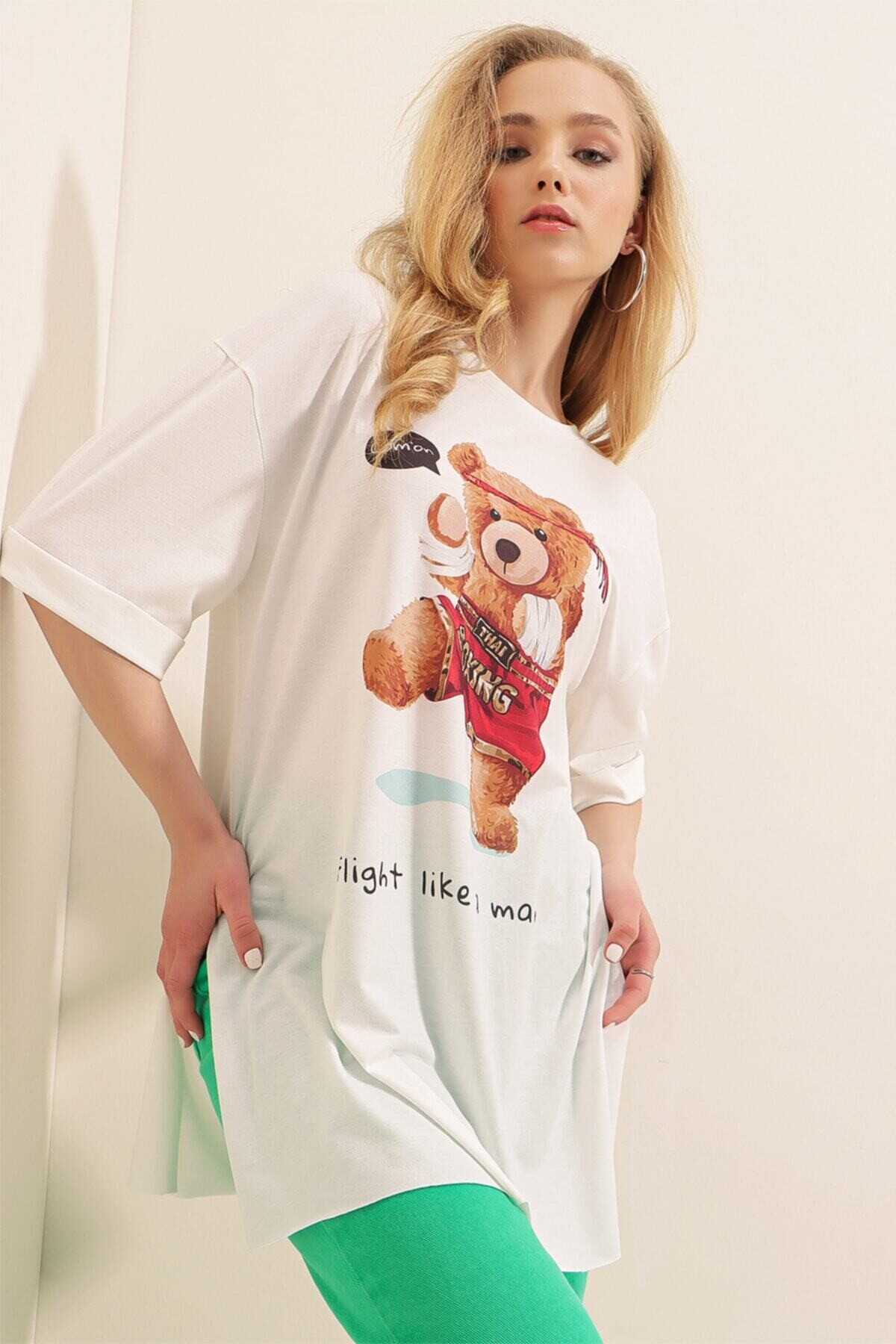 Kadın Beyaz Kırmızı Bisiklet Yaka Yandan Yırtmaçlı Kolu Katlı Oversize Örme T-Shirt HZL22S-BD143271