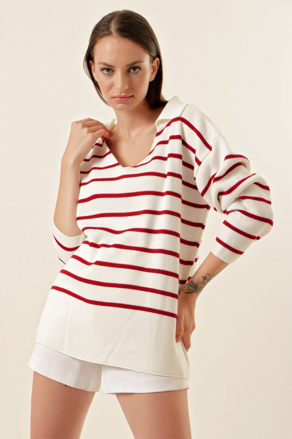 Kadın Beyaz Kırmızı Çizgili Polo Yaka Crop Triko Kazak  HZL23W-BD1100841