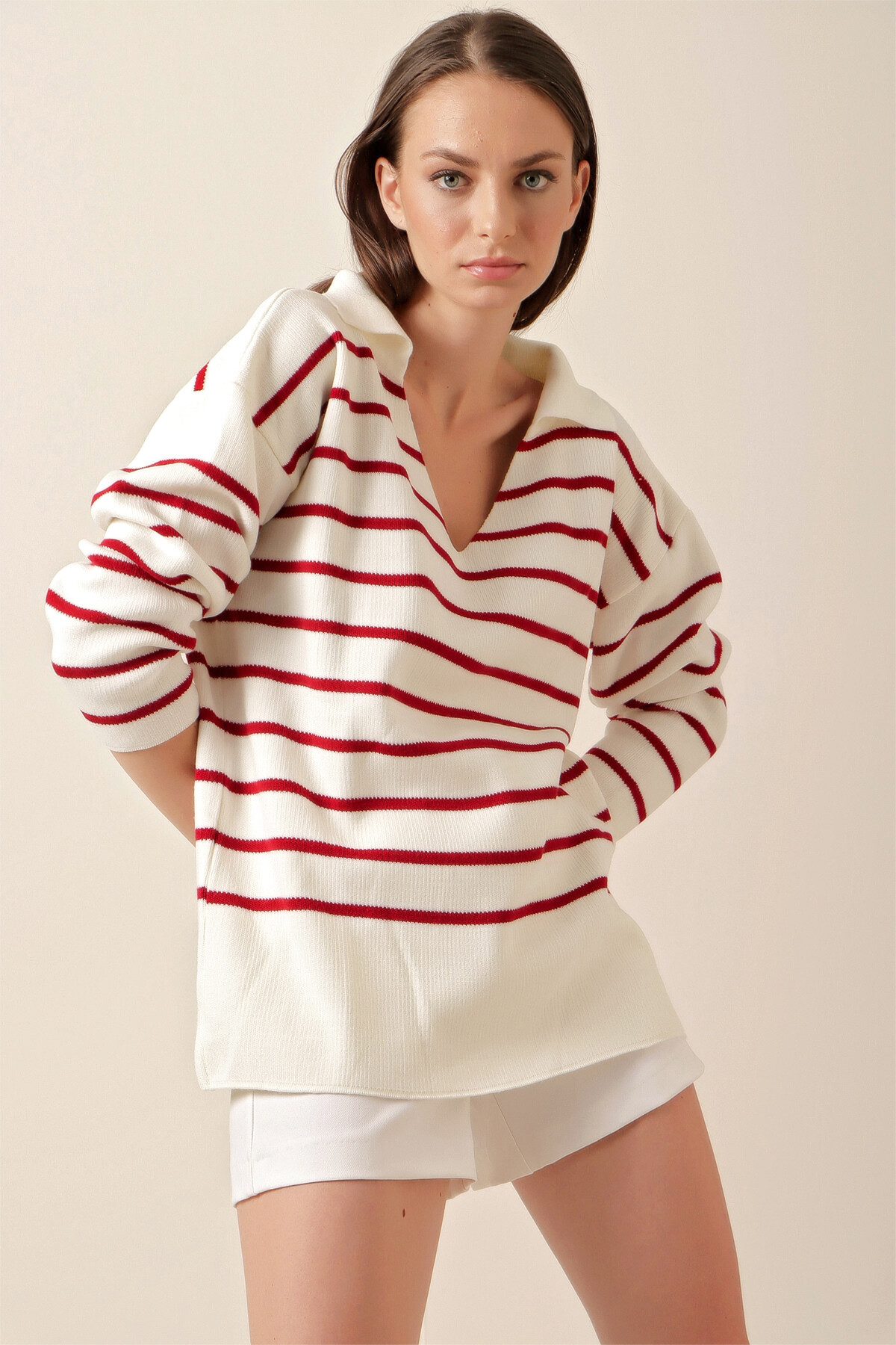 Kadın Beyaz Kırmızı Çizgili Polo Yaka Crop Triko Kazak  HZL23W-BD1100841