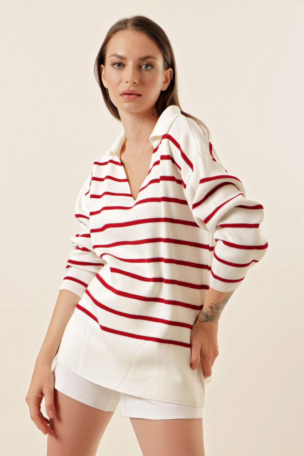 Kadın Beyaz Kırmızı Çizgili Polo Yaka Crop Triko Kazak  HZL23W-BD1100841