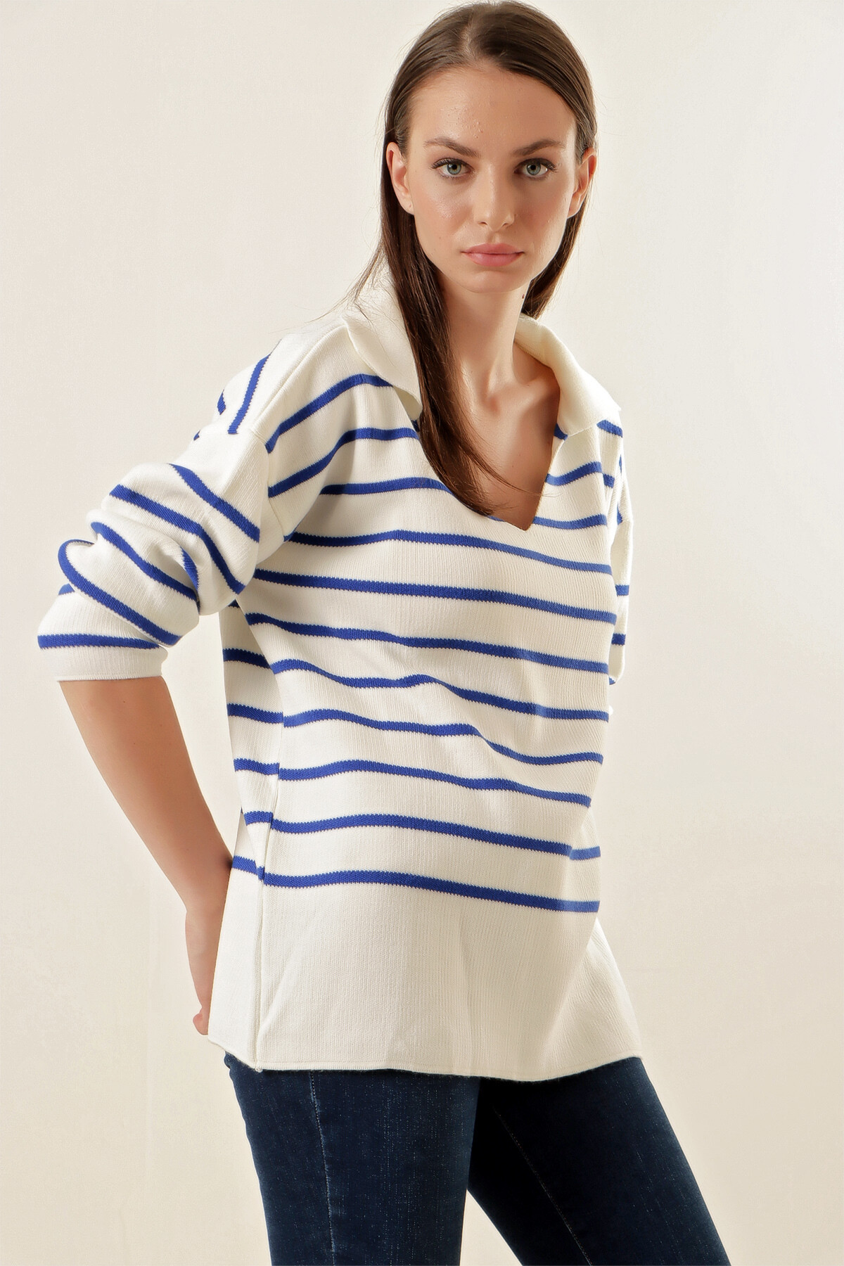 Kadın Beyaz Mavi Çizgili Polo Yaka Crop Triko Kazak  HZL23W-BD1100841