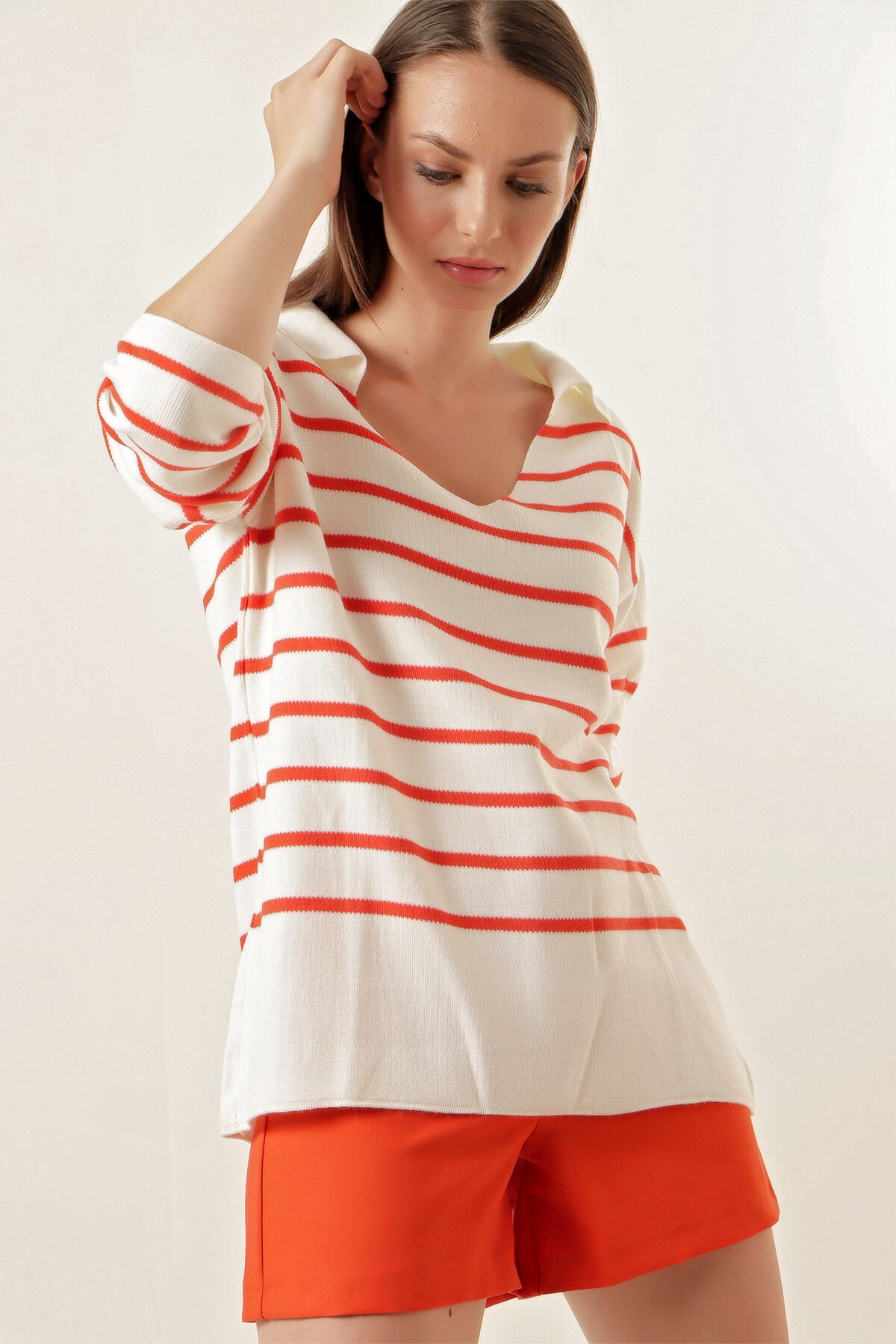 Kadın Beyaz Oranj Çizgili Polo Yaka Crop Triko Kazak  HZL23W-BD1100841