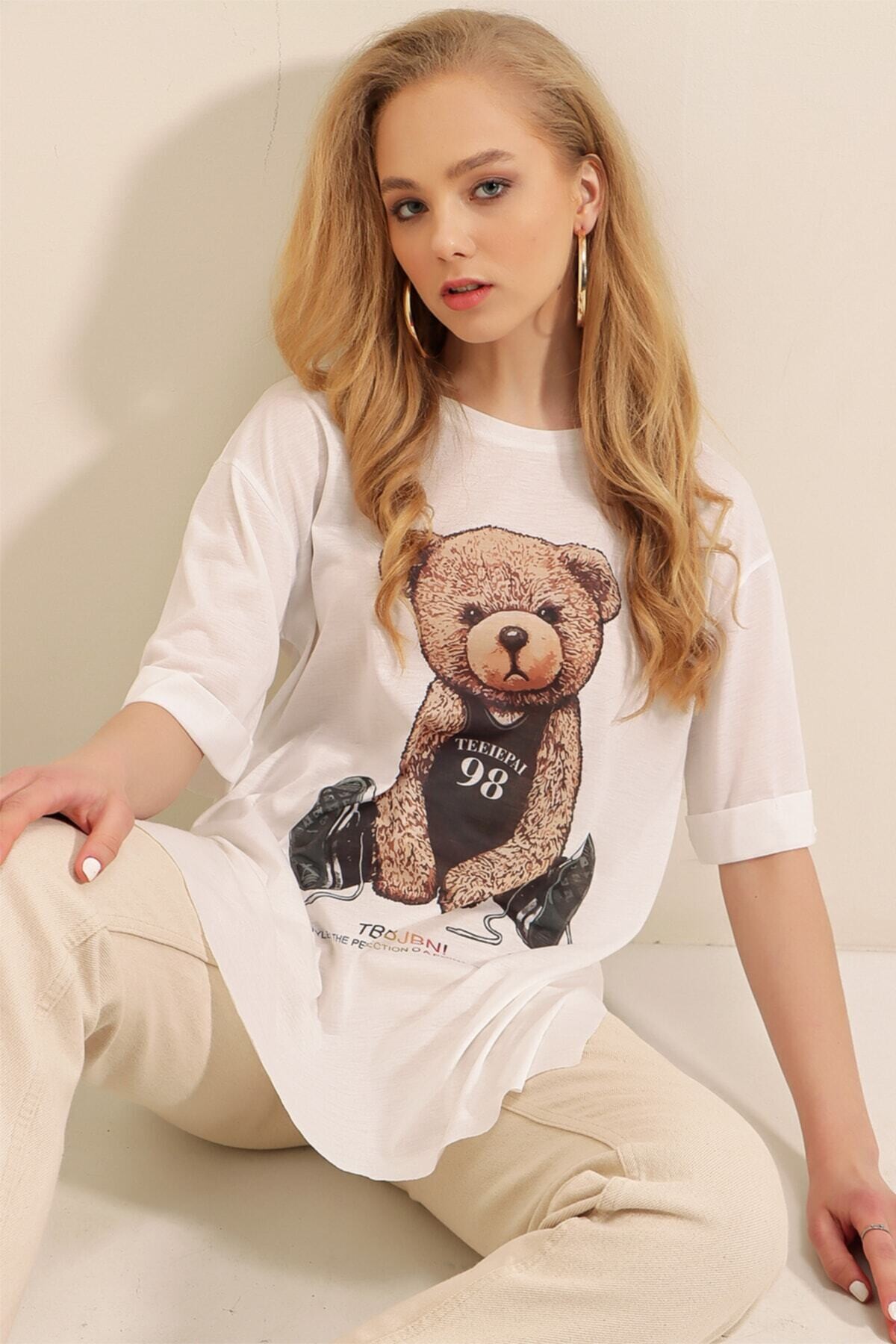 Kadın Beyaz Siyah Bisiklet Yaka Yandan Yırtmaçlı Kolu Katlı Oversize Örme T-Shirt HZL22S-BD143271