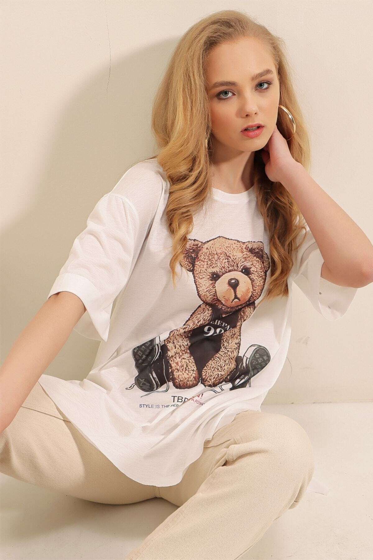 Kadın Beyaz Siyah Bisiklet Yaka Yandan Yırtmaçlı Kolu Katlı Oversize Örme T-Shirt HZL22S-BD143271