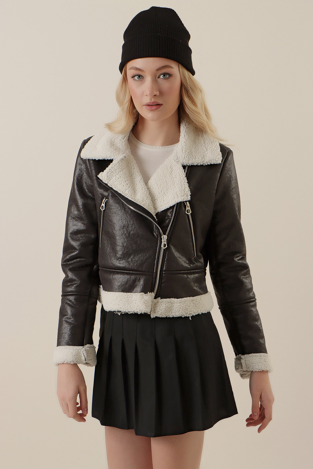 Kadın Beyaz Yakası Ve İçi Kürklü Suni Deri Biker Mont HZL23W-BD151551