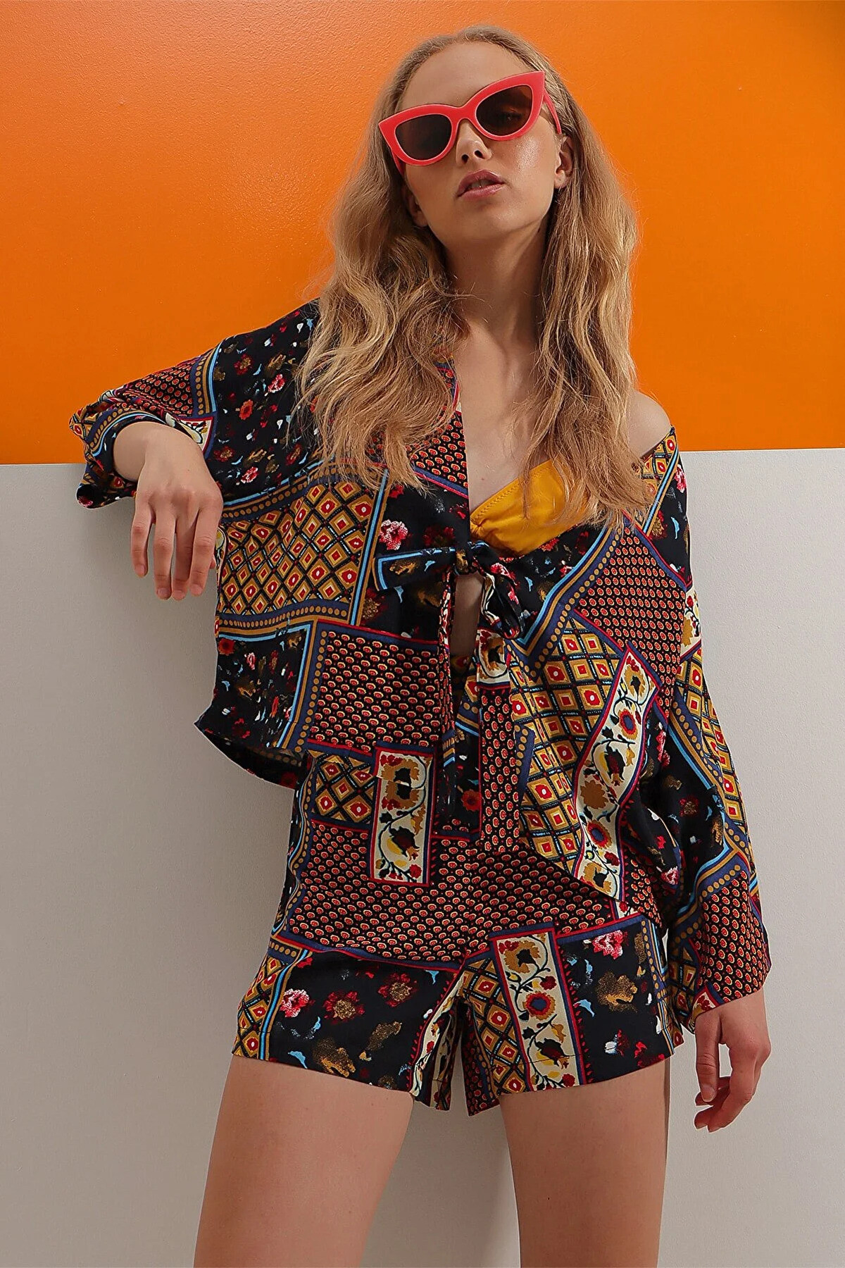 Kadın Çok Renkli Desenli Önü Bağcıklı Kimono Ve Şortlu Dokuma Takım HZL22S-DSB110041
