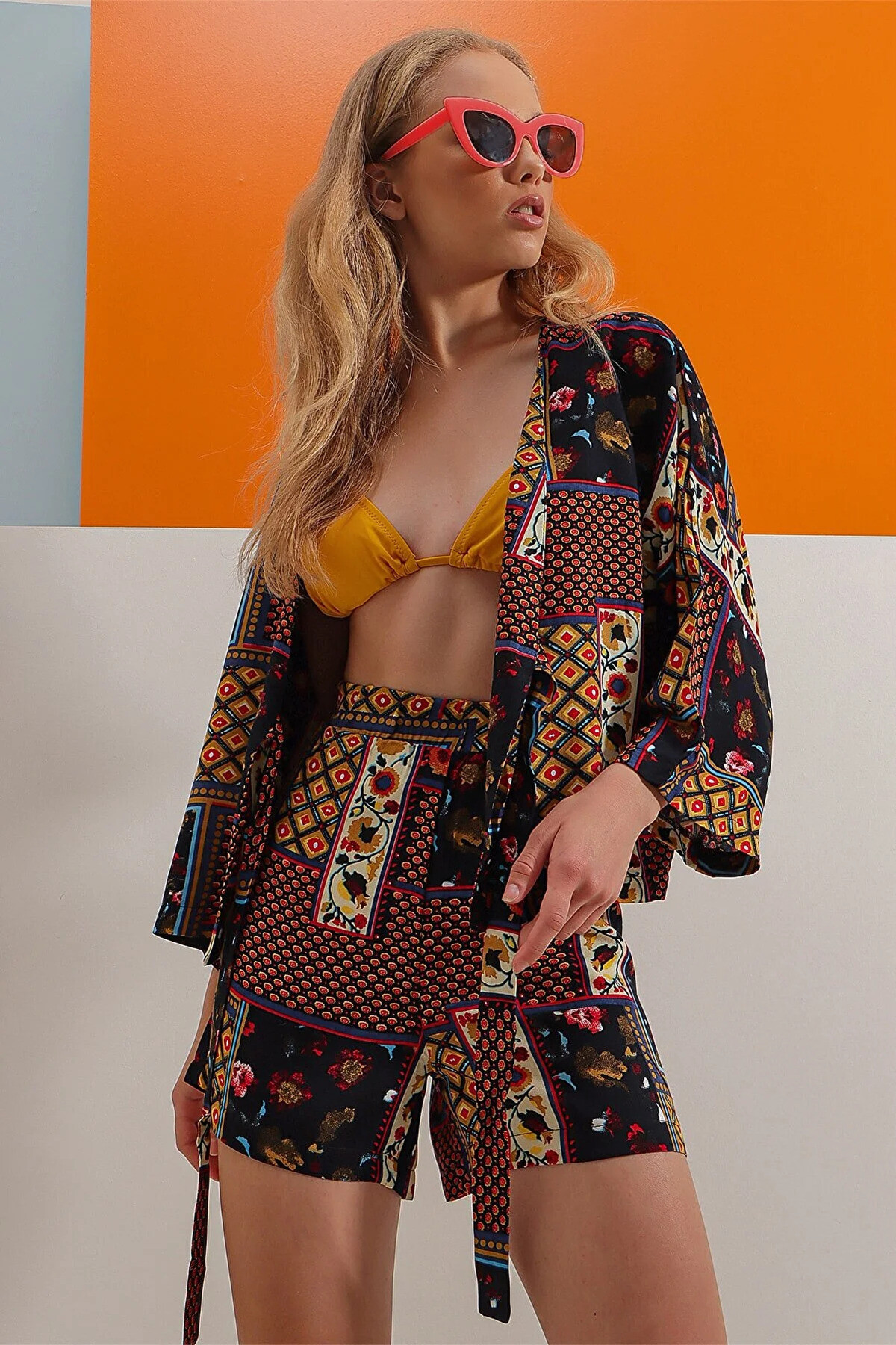 Kadın Çok Renkli Desenli Önü Bağcıklı Kimono Ve Şortlu Dokuma Takım HZL22S-DSB110041