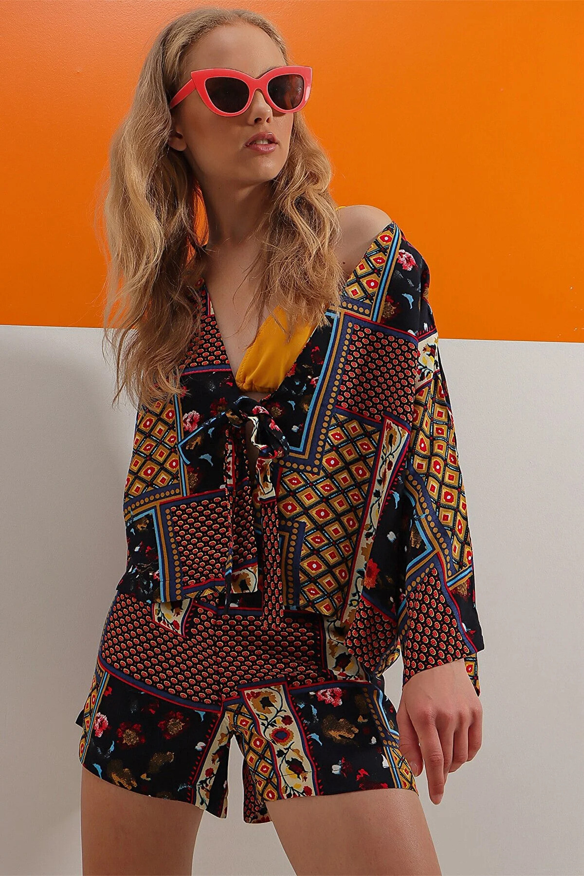 Kadın Çok Renkli Desenli Önü Bağcıklı Kimono Ve Şortlu Dokuma Takım HZL22S-DSB110041