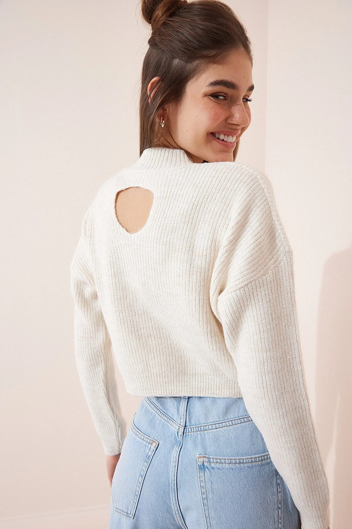 Kadın Ekru Dekolteli Oversize Crop Triko Kazak  HZL23W-BD1101091