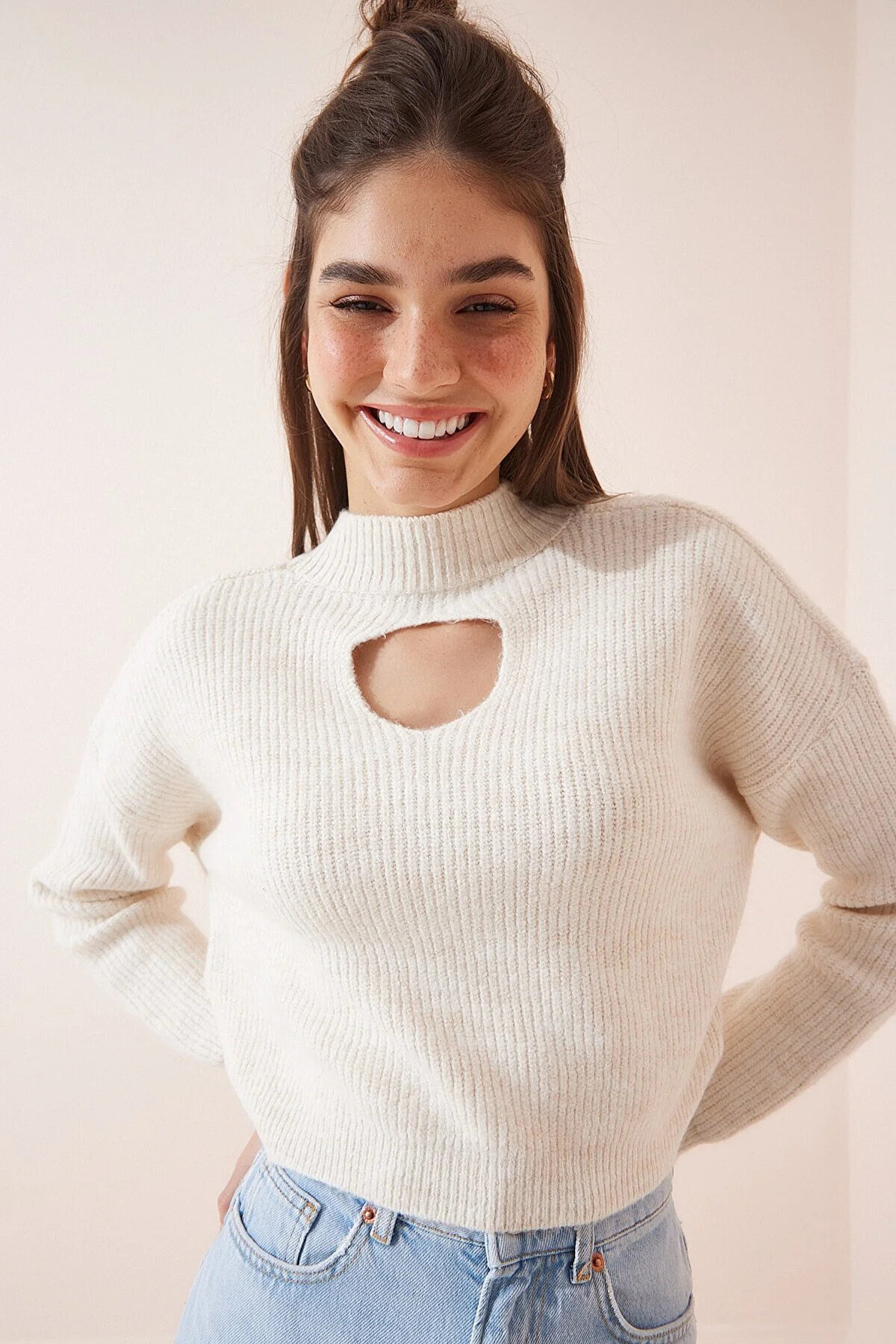 Kadın Ekru Dekolteli Oversize Crop Triko Kazak  HZL23W-BD1101091