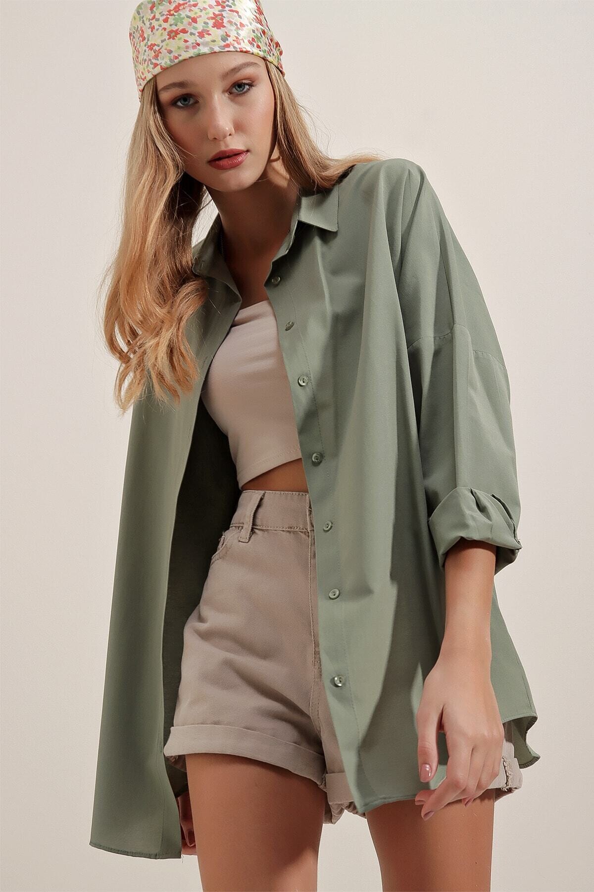 Kadın Haki Arkası Düğmeli Boyfriend Poplin Gömlek HZL22S-BD139521