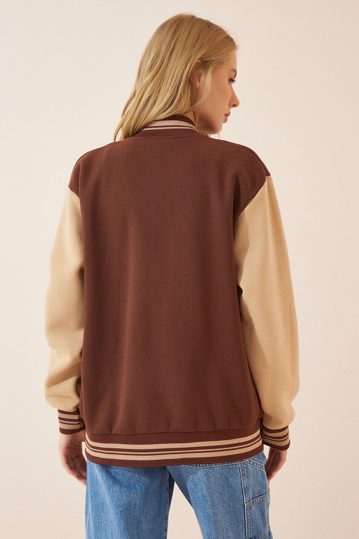 Kadın Kahve Bej Harf Armalı Çıt Çıt Kapamalı Şardonlu Kolej Örme Mont HZL23W-BD1553861