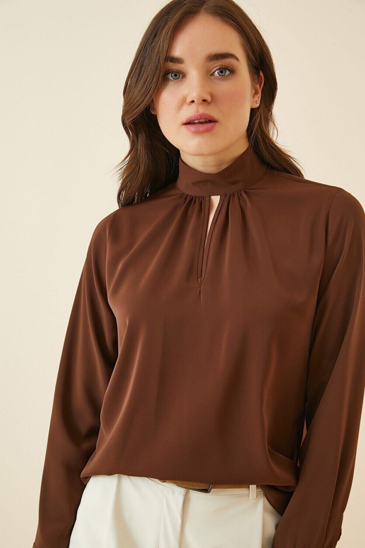 Kadın Kahverengi Pencere Detaylı Dökümlü Uzun Kollu Bluz HZL22S-BD104181