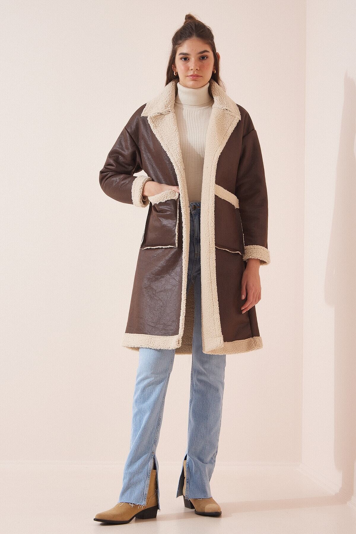 Kadın Kahverengi Yakası Ve İçi Kürklü Oversize Önden Düğmeli Uzun Suni Deri Mont HZL23W-BD190971