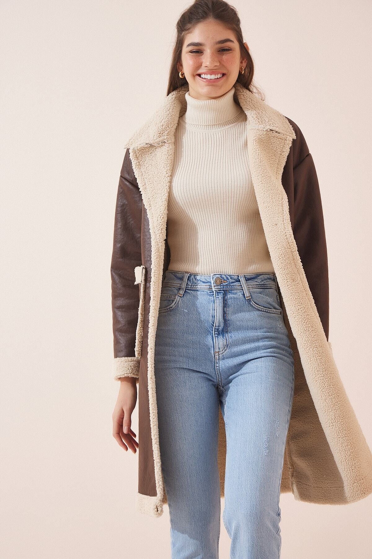 Kadın Kahverengi Yakası Ve İçi Kürklü Oversize Önden Düğmeli Uzun Suni Deri Mont HZL23W-BD190971