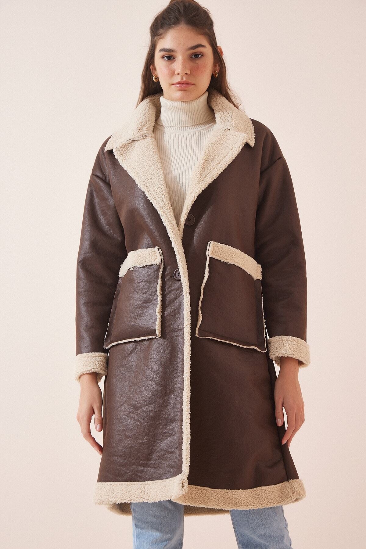 Kadın Kahverengi Yakası Ve İçi Kürklü Oversize Önden Düğmeli Uzun Suni Deri Mont HZL23W-BD190971