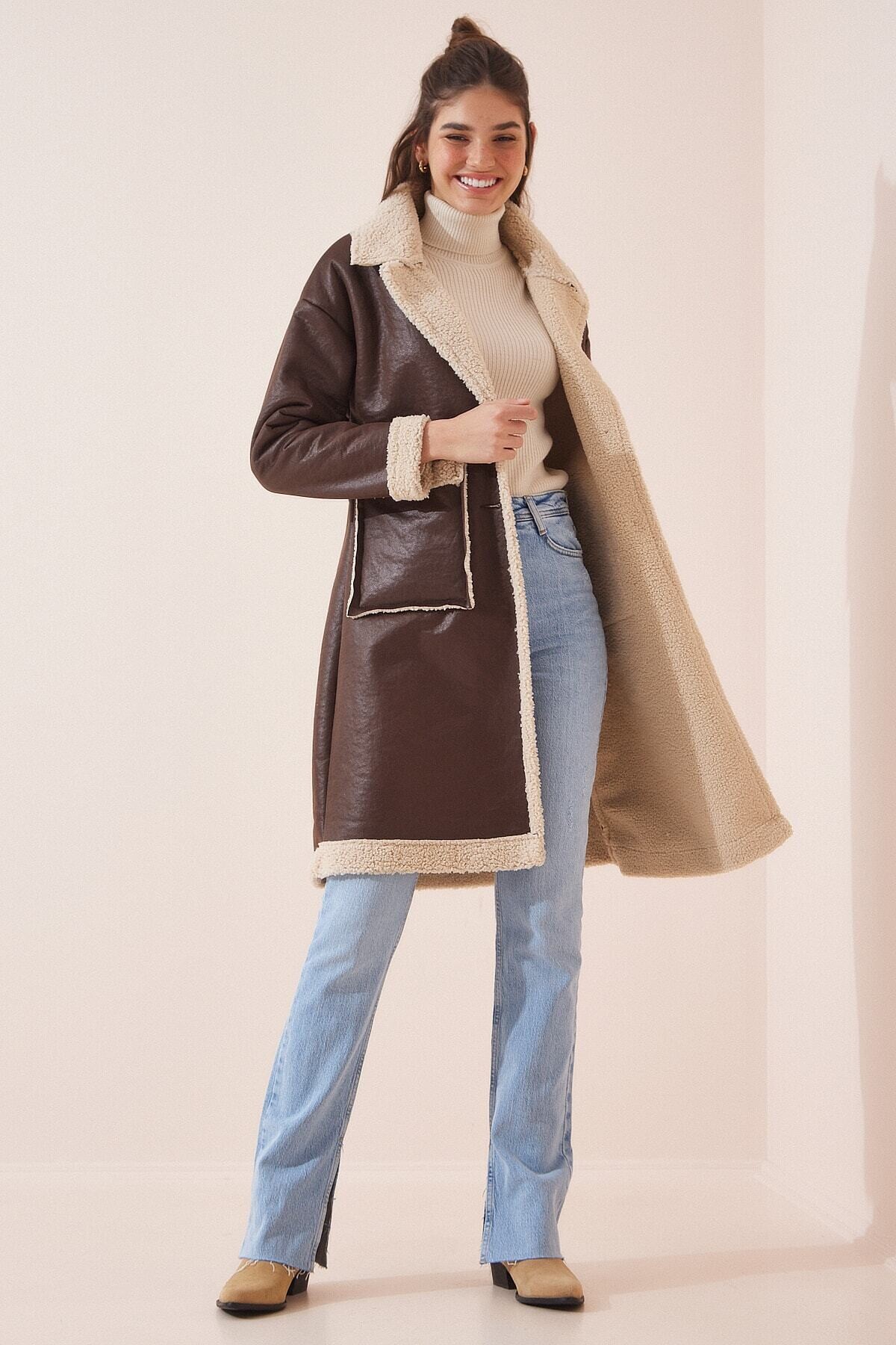 Kadın Kahverengi Yakası Ve İçi Kürklü Oversize Önden Düğmeli Uzun Suni Deri Mont HZL23W-BD190971