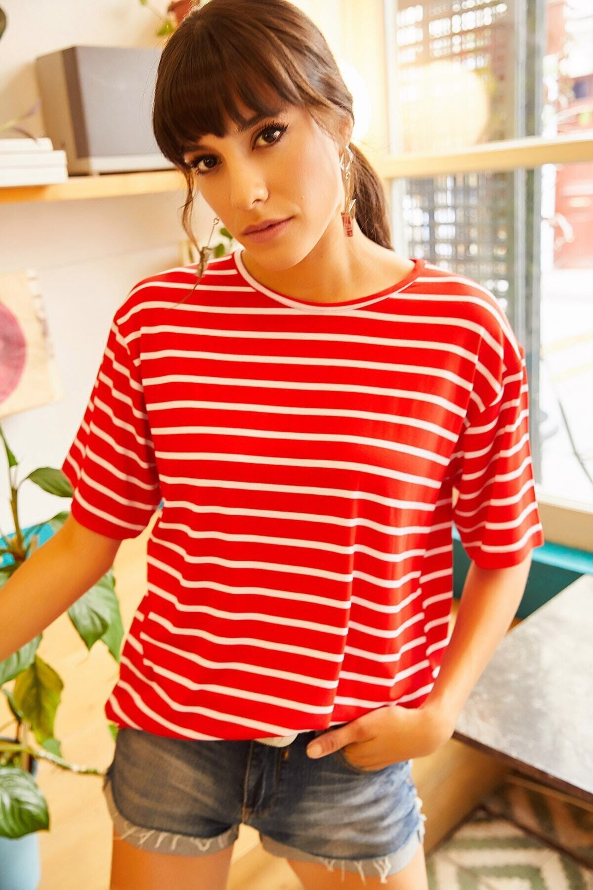 Kadın Kırmızı Çizgili Rahat Oversize T-shirt HZL22S-GM122521