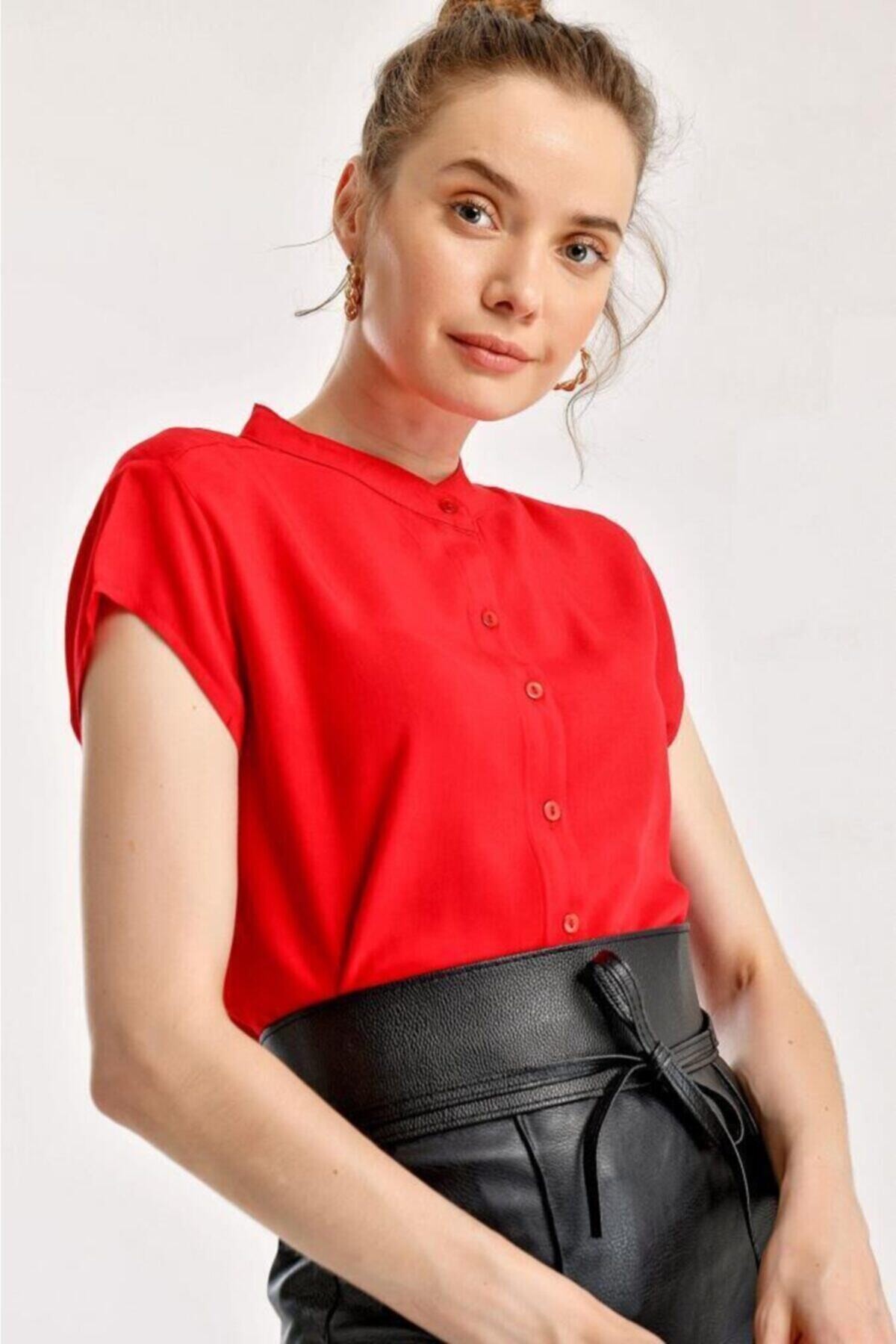 Kadın Kırmızı Hakim Yaka Yarım Kollu Viskon Gömlek HZL22S-BD137111