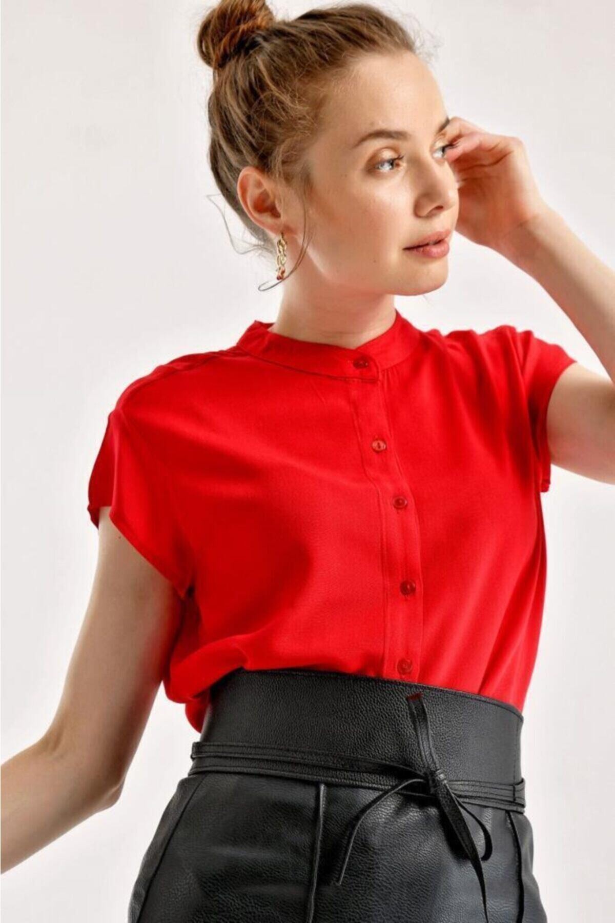 Kadın Kırmızı Hakim Yaka Yarım Kollu Viskon Gömlek HZL22S-BD137111
