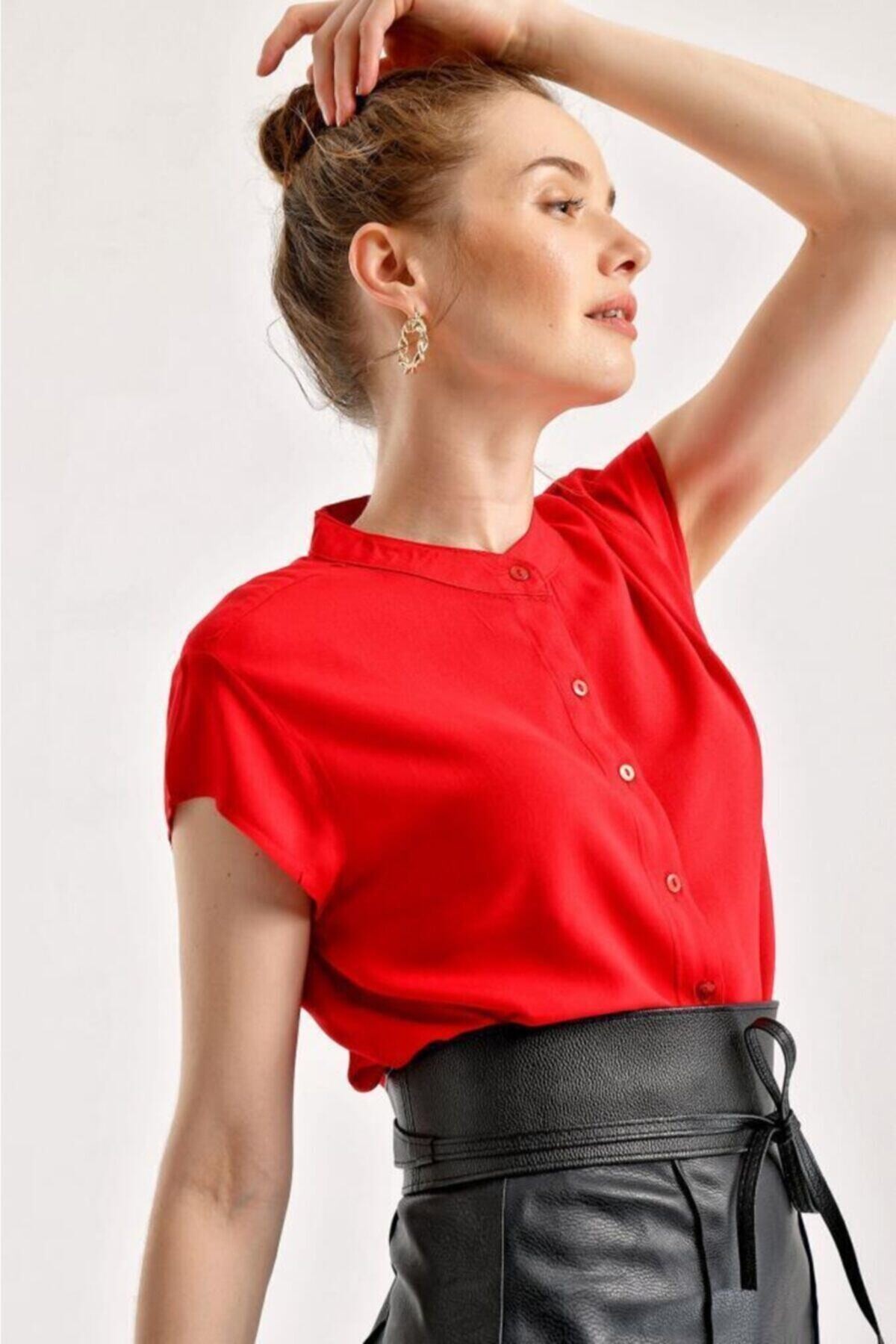 Kadın Kırmızı Hakim Yaka Yarım Kollu Viskon Gömlek HZL22S-BD137111