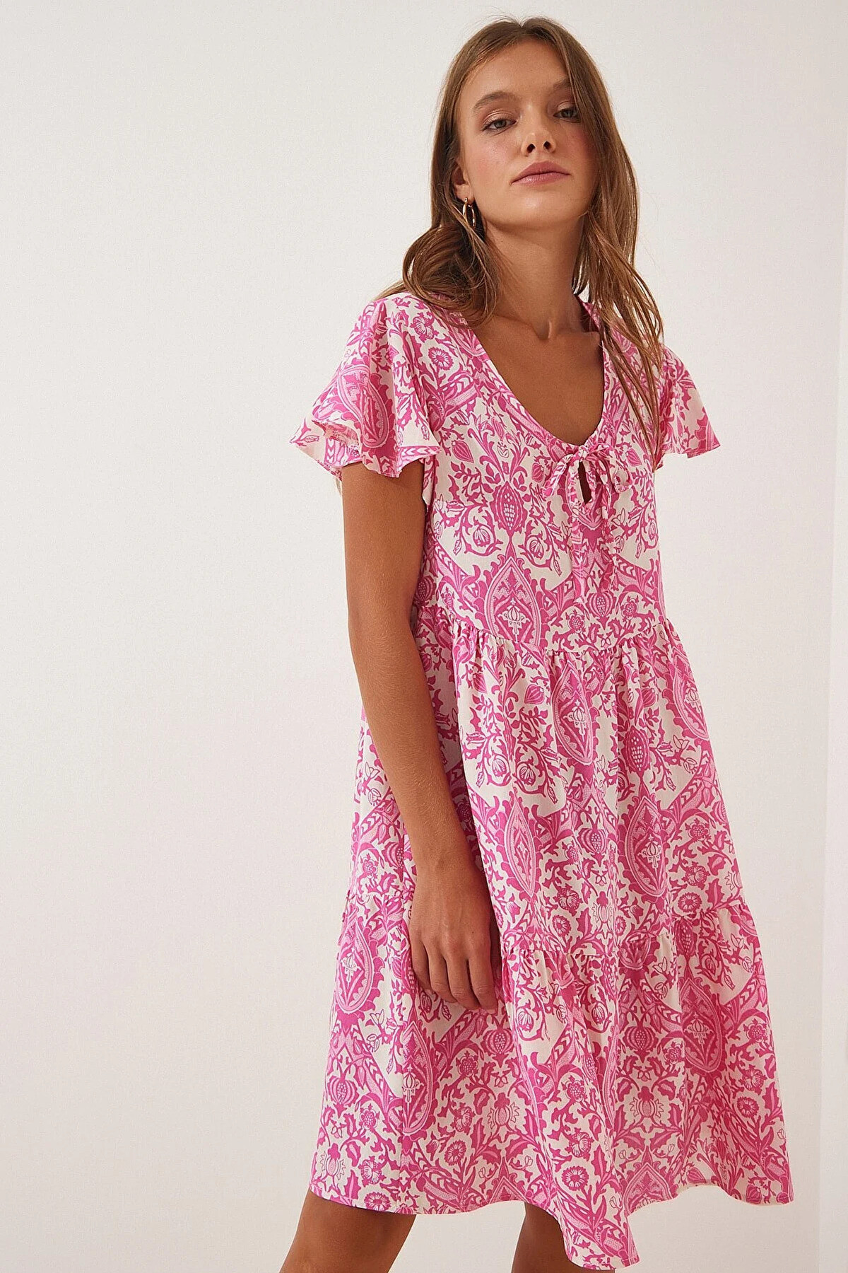 Kadın Pembe Etnik Desenli V Yaka Yazlık Viskon Kısa Elbise HZL22S-BD123521
