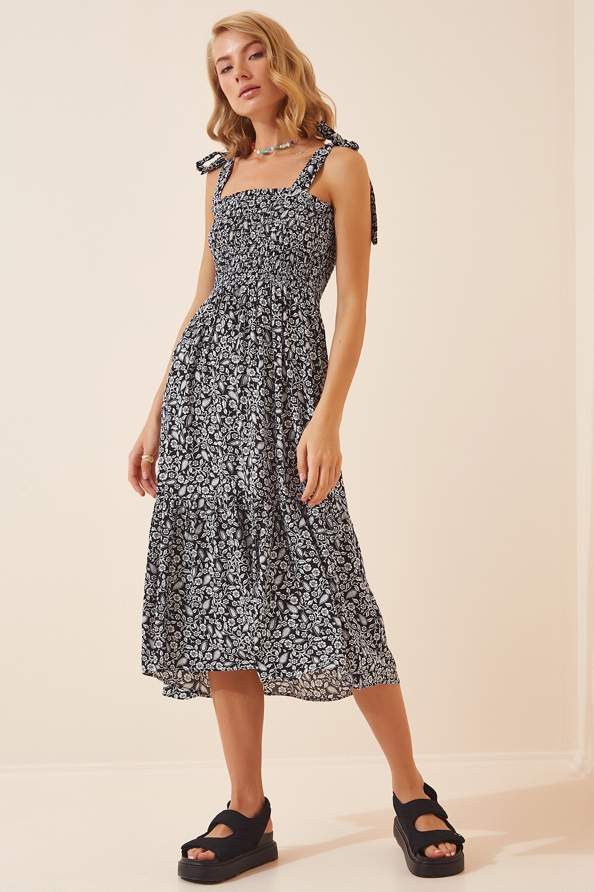 Kadın Siyah Bağlamalı Askılı Desenli Yazlık Viskon Elbise HZL22S-BD122571