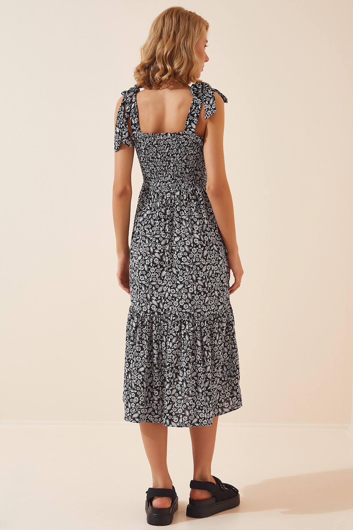 Kadın Siyah Bağlamalı Askılı Desenli Yazlık Viskon Elbise HZL22S-BD122571