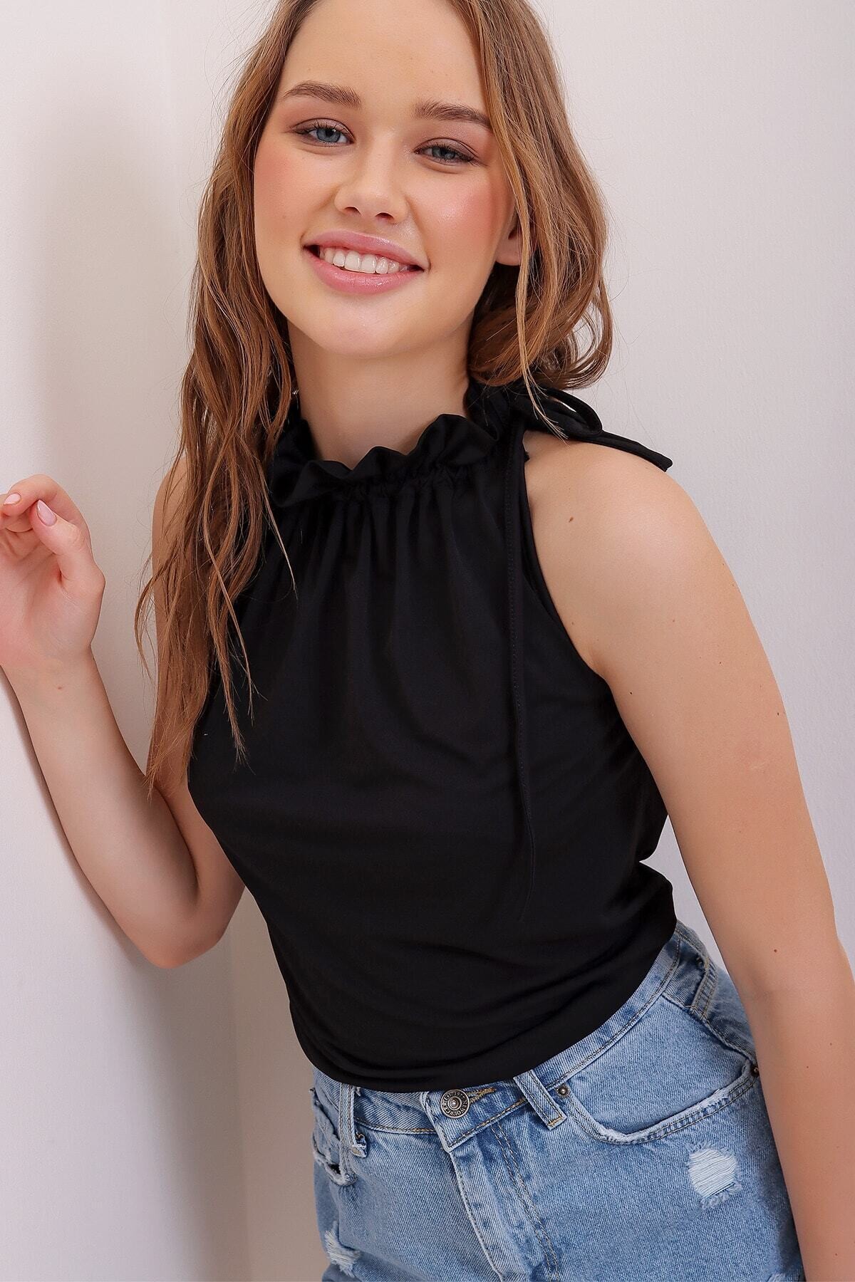 Kadın Siyah Boynu Büzgü Detaylı Kolsuz Dokuma Şık Bluz  HZL22S-DSB110021