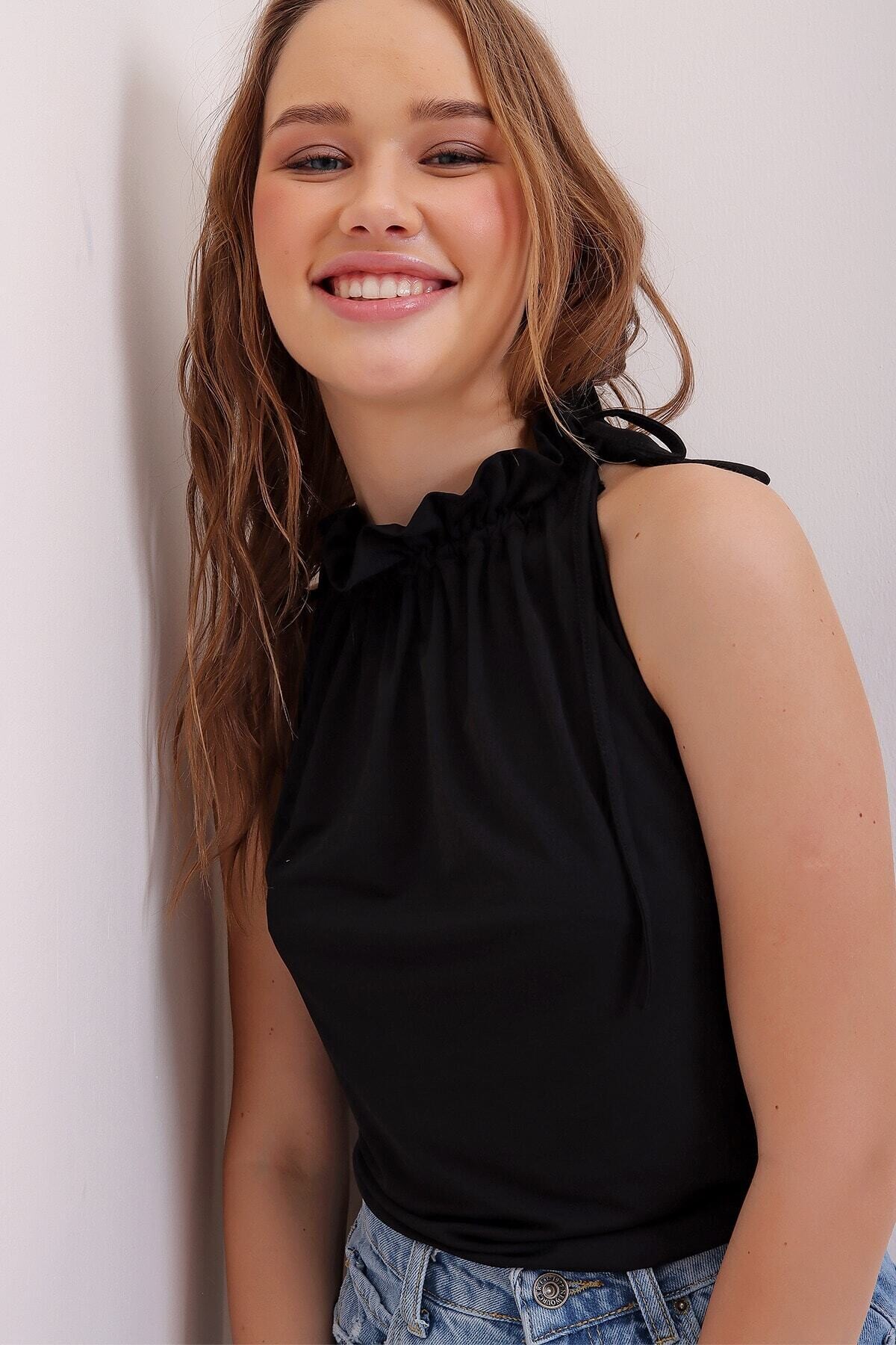 Kadın Siyah Boynu Büzgü Detaylı Kolsuz Dokuma Şık Bluz  HZL22S-DSB110021