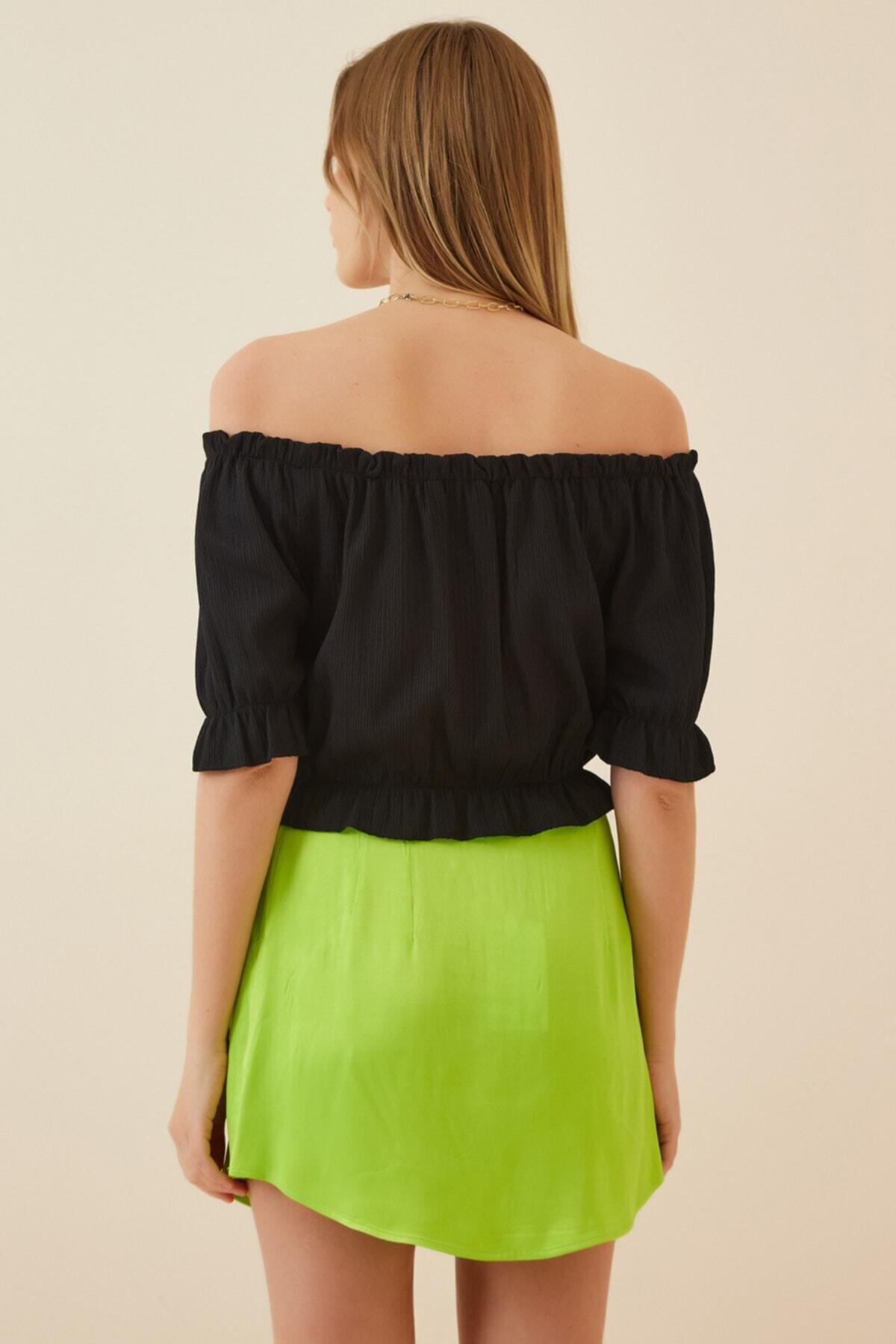 Kadın Siyah Carmen Yaka Bel-Yaka Büzgülü Crop Bluz HZL22S-BD104281