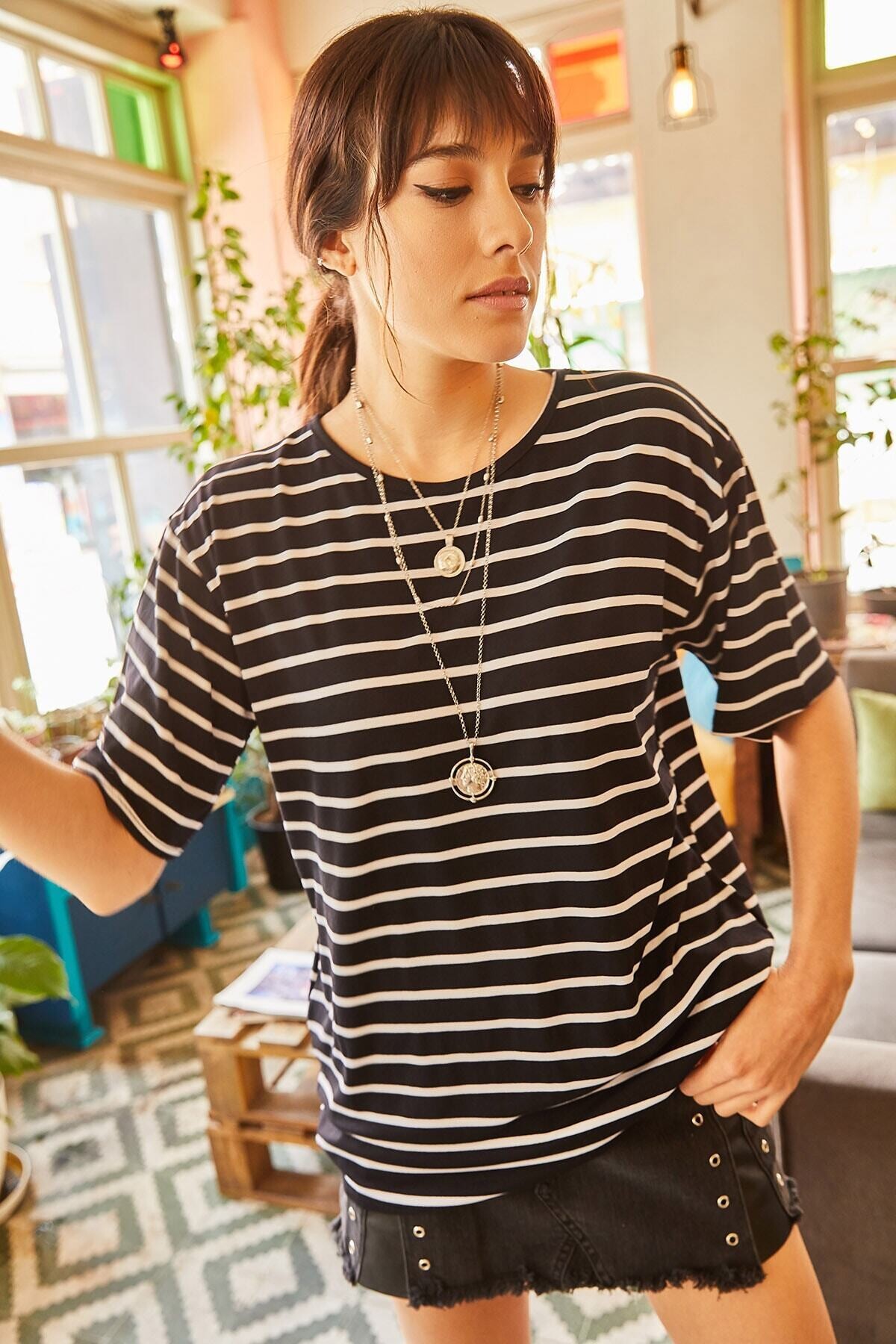 Kadın Siyah Çizgili Rahat Oversize T-shirt HZL22S-GM122521