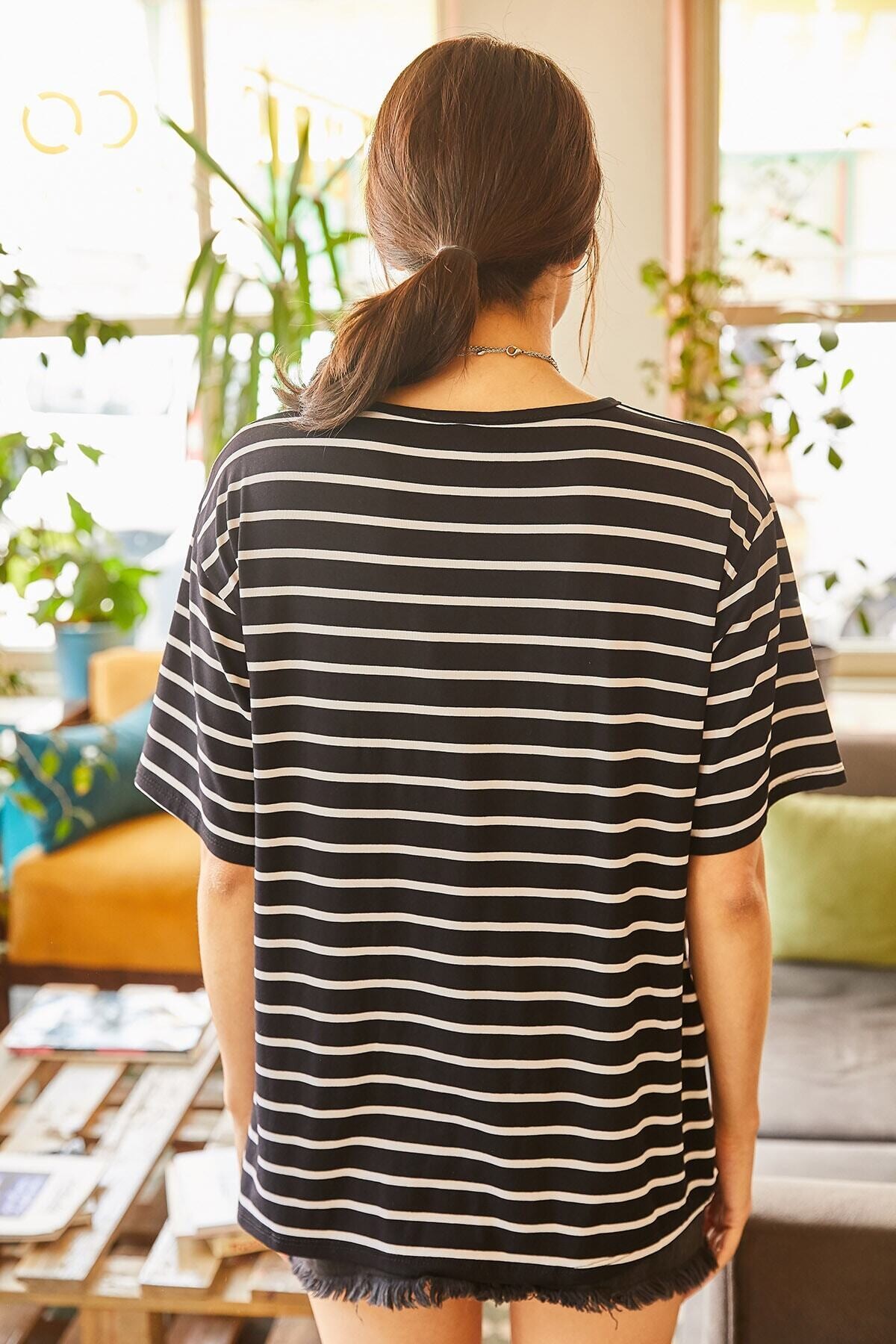 Kadın Siyah Çizgili Rahat Oversize T-shirt HZL22S-GM122521