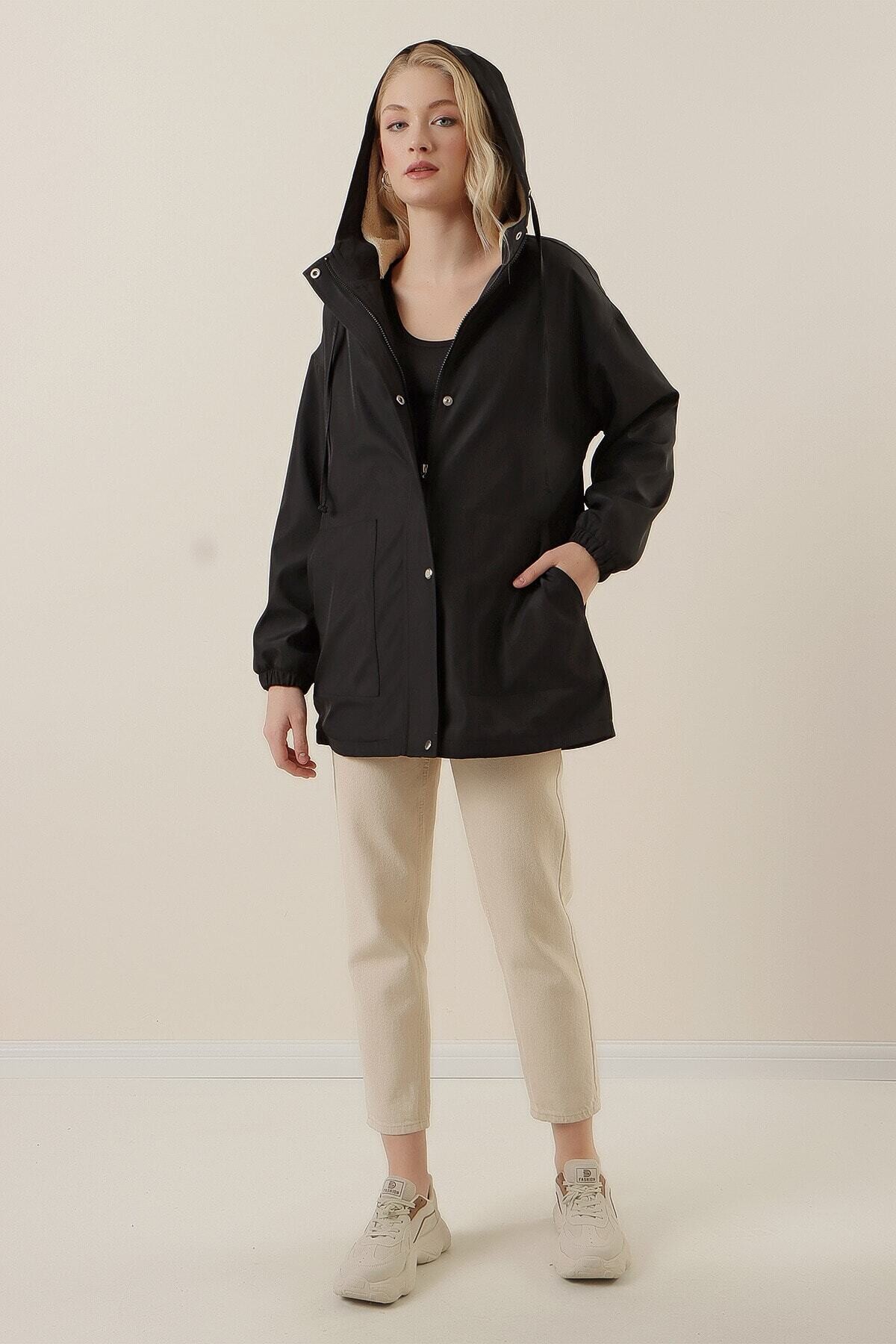 Kadın Siyah Kapüşonlu Hafif Oversize Cep Detaylı İçi Suni Kürklü Boyfriend Kaban HZL23W-BD151591