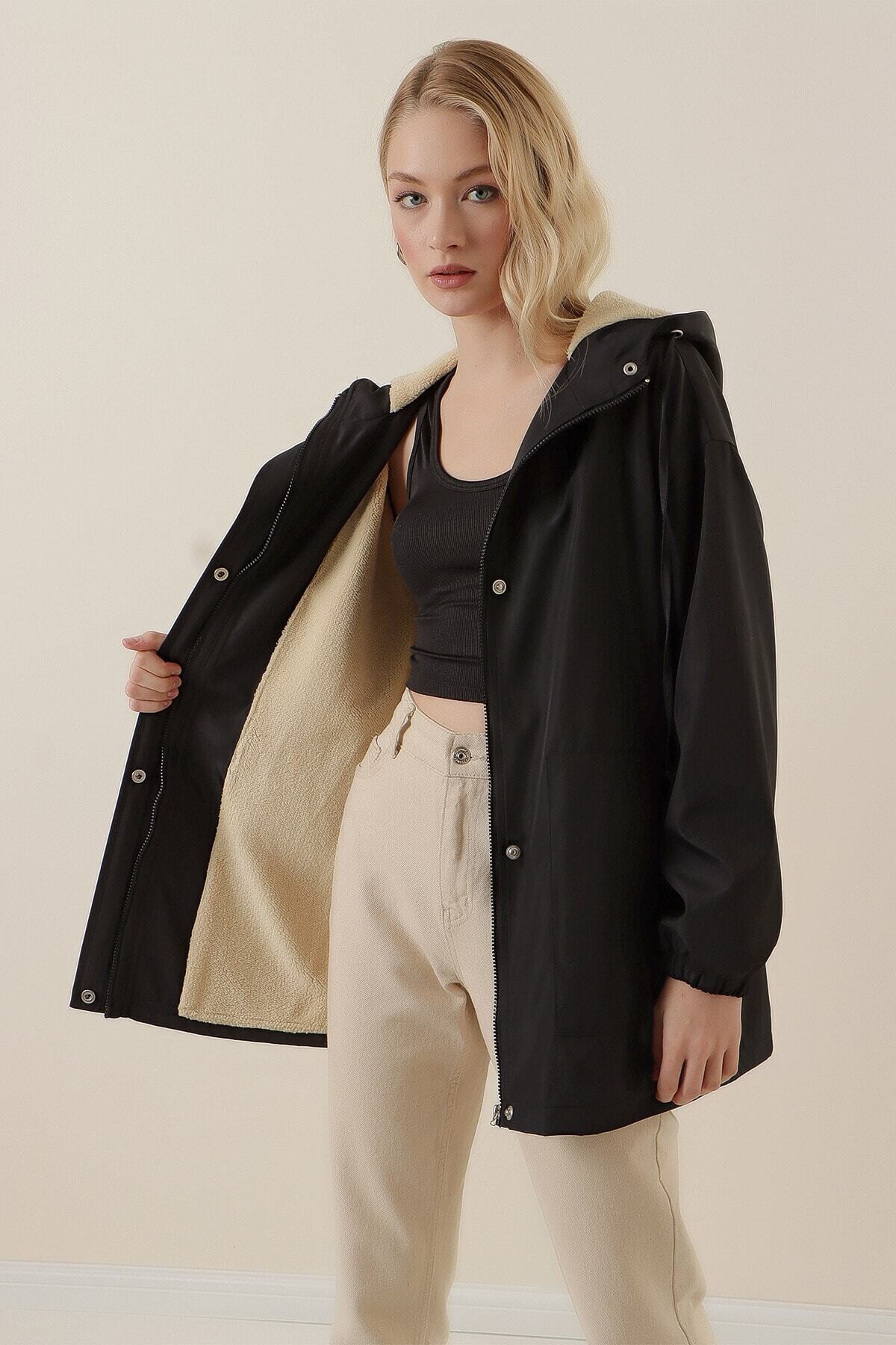 Kadın Siyah Kapüşonlu Hafif Oversize Cep Detaylı İçi Suni Kürklü Boyfriend Kaban HZL23W-BD151591