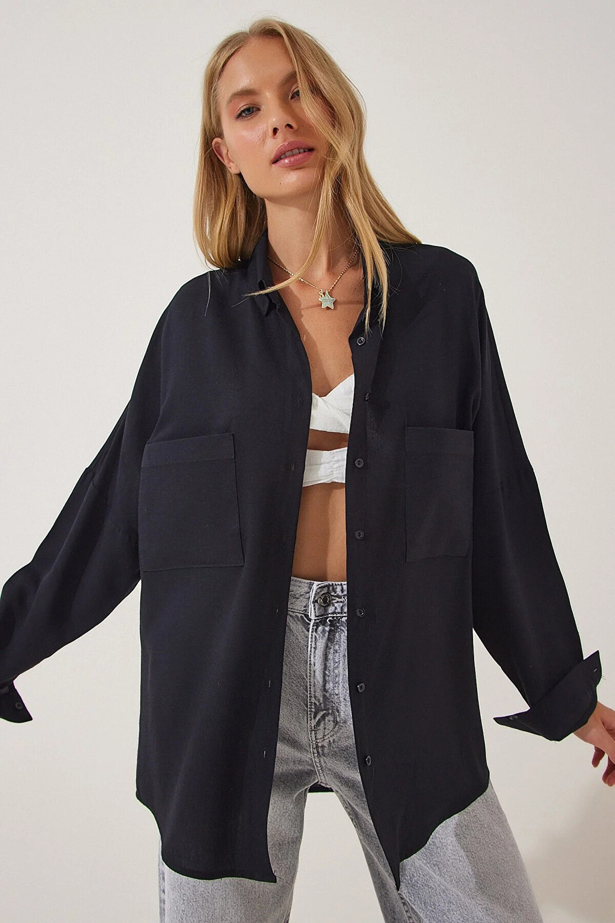 Kadın Siyah Oversize Çift Cepli Keten Gömlek HZL22S-BD1201261