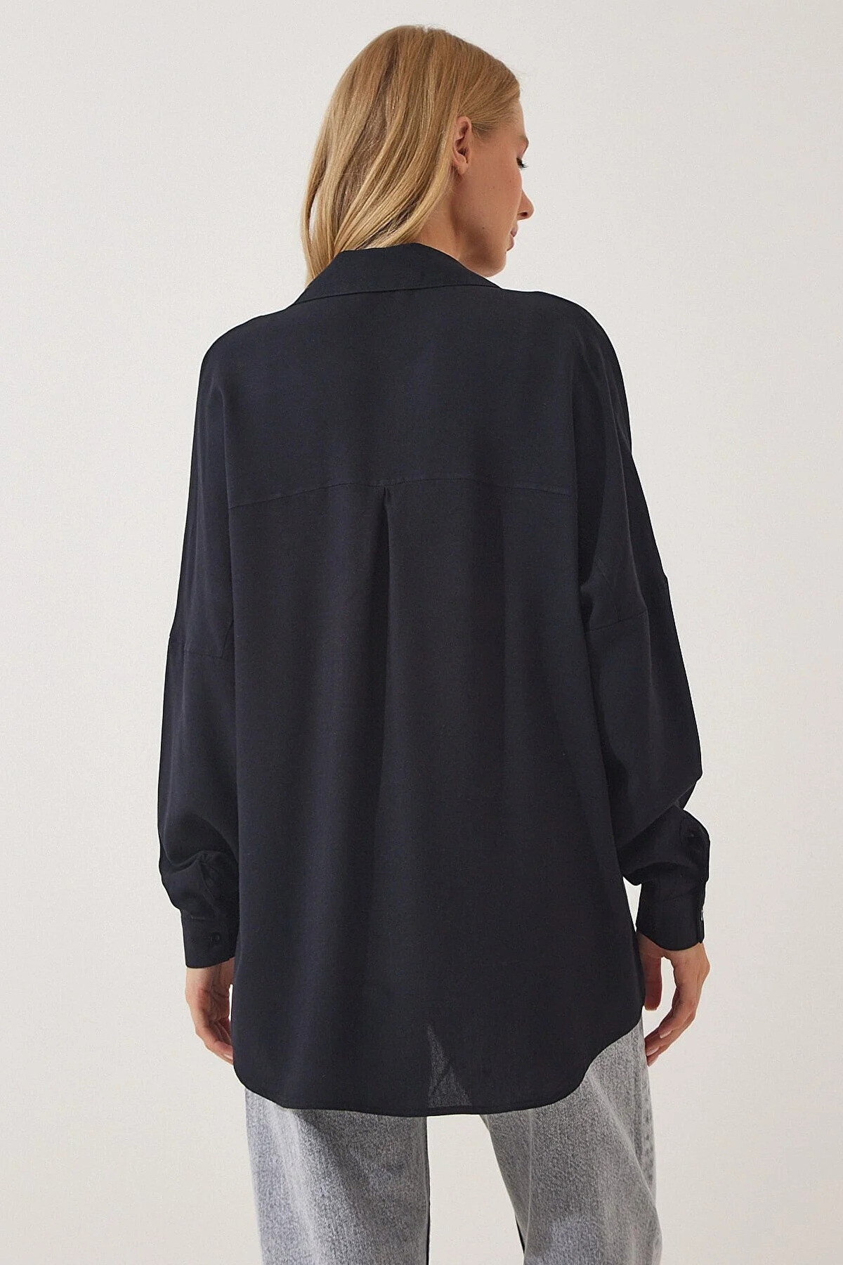 Kadın Siyah Oversize Çift Cepli Keten Gömlek HZL22S-BD1201261