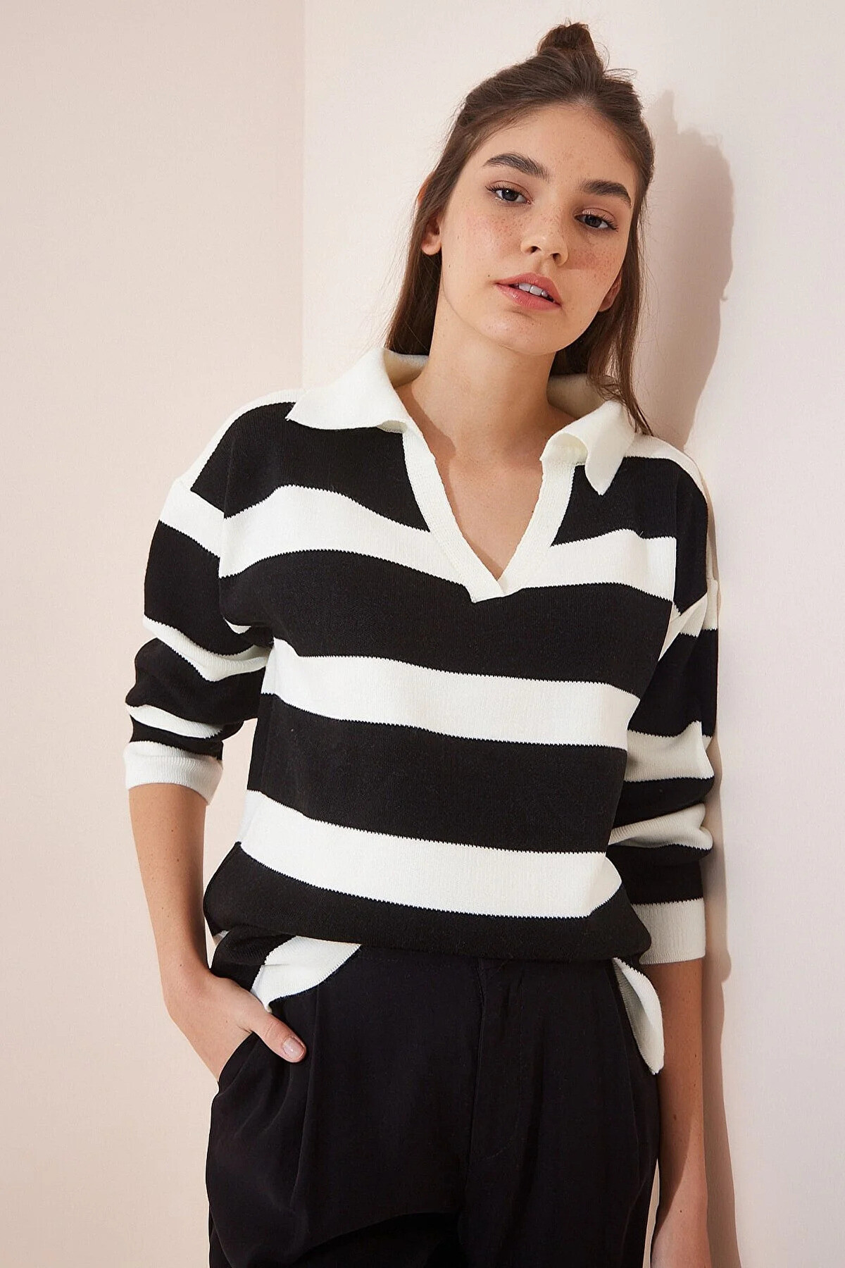 Kadın Siyah V Yaka Çizgili Polo Yaka Oversize Triko Kazak  HZL23W-BD1101081