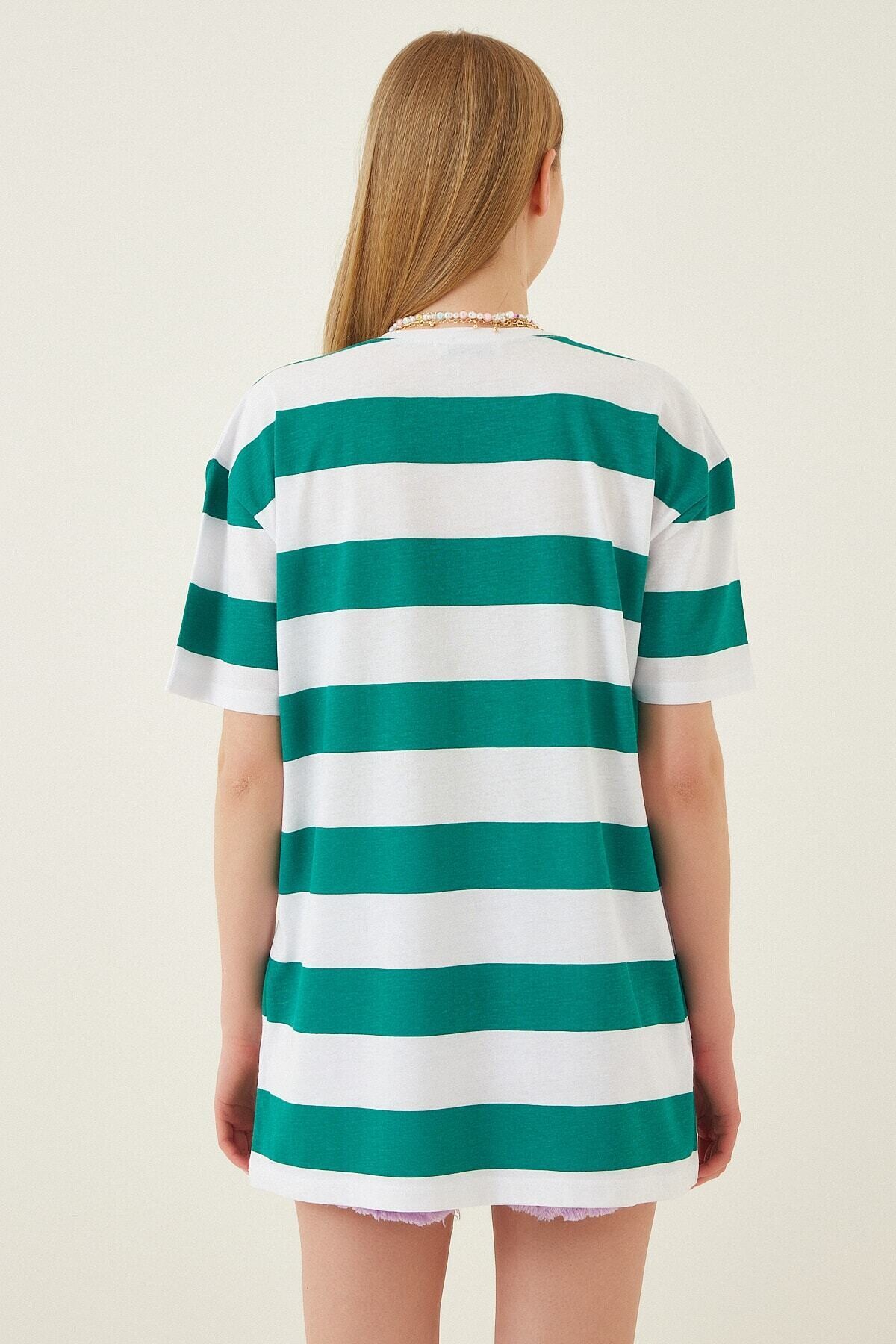 Kadın Yeşil Ayıcık Baskılı Bisiklet Yaka Boyfriend Oversize T-Shirt HZL22S-BD1015161