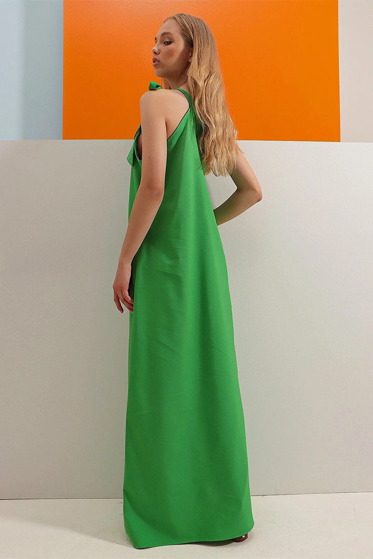 Kadın Yeşil Omuzdan Bağlamalı Maxi Boy Dekolteli Poplin Dokuma Elbise HZL22S-DSB110031