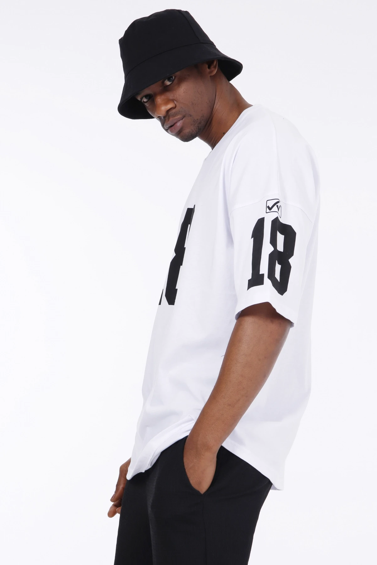 Erkek Beyaz 18 Yazı Baskılı Oversize Örme T-shirt HZL23S-MXC130021