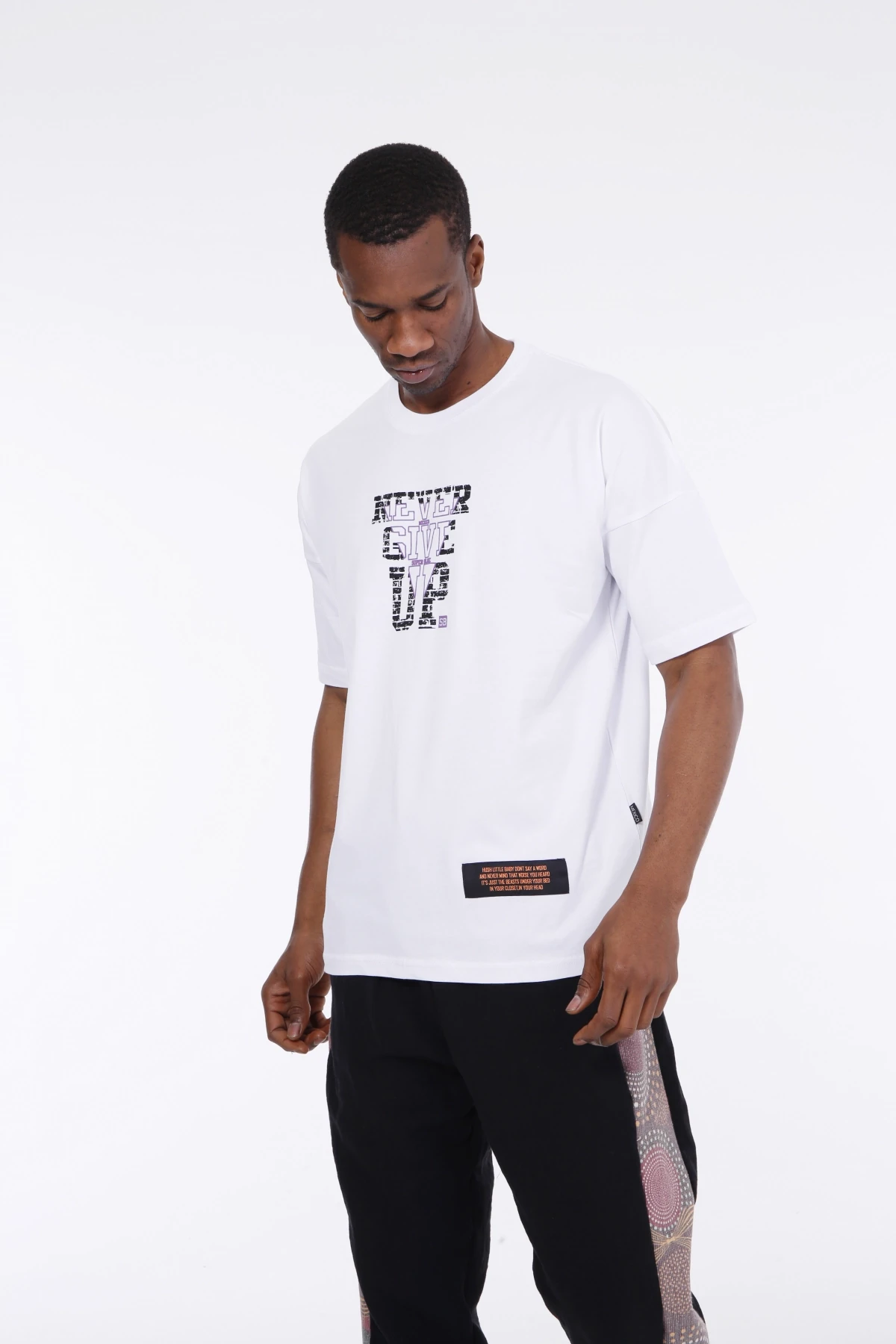 Erkek Beyaz Never Give Up Yazı Baskılı Oversize Örme T-shirt HZL23S-MXC130041