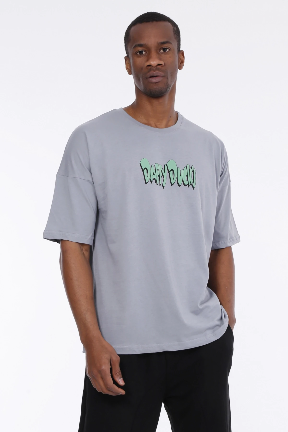 Erkek Gri Daffy Ducks Yazı Baskılı Oversize Örme T-shirt HZL23S-MXC130081